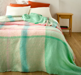 La tradizionale fantasia tartan, rivisitata negli allegri colori pastello, per la coperta/copriletto Wilma di La Redoute Interieurs: è realizzata in misto lana ed è morbida e piacevole al tatto; i bordi sono decorati da frange. È disponibile in due formati. Misura L 180 x P 230 cm e L 230 x P 250 cm. Prezzo a partire da 69,99 euro. www.laredoute.it La tradizionale fantasia tartan, rivisitata negli allegri colori pastello, per la coperta/copriletto Wilma di La Redoute Interieurs: è realizzata in misto lana ed è morbida e piacevole al tatto; i bordi sono decorati da frange. È disponibile in due formati. Misura L 180 x P 230 cm e L 230 x P 250 cm. Prezzo a partire da 69,99 euro. www.laredoute.it