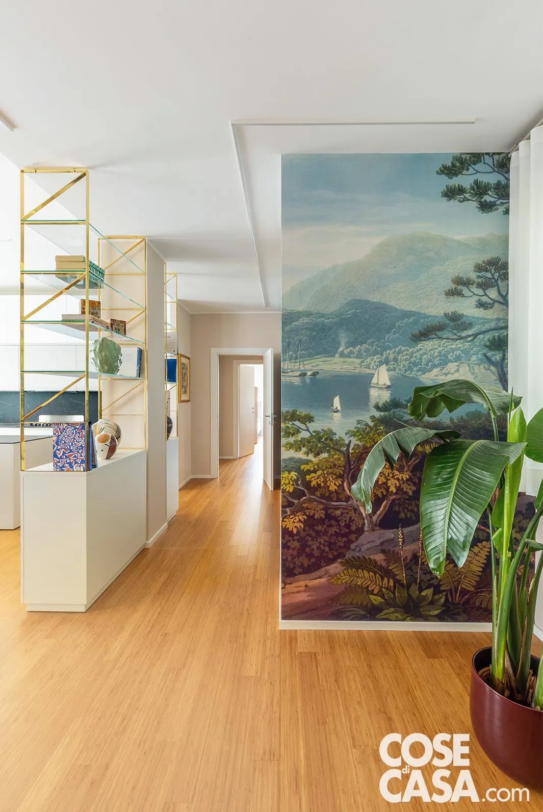 Nell’ingresso, i profili per l’illuminazione a led incassati nel controsoffitto sono di Aqlus. A sinistra, il mobile in laccato bianco è su disegno, realizzato dalla falegnameria Pietro Capitani. Pavimento in prefinito di bambù di Armony Floor, carta da parati decorativa di Rebel Walls. Nell’ingresso, i profili per l’illuminazione a led incassati nel controsoffitto sono di Aqlus. A sinistra, il mobile in laccato bianco è su disegno, realizzato dalla falegnameria Pietro Capitani. Pavimento in prefinito di bambù di Armony Floor, carta da parati decorativa di Rebel Walls.