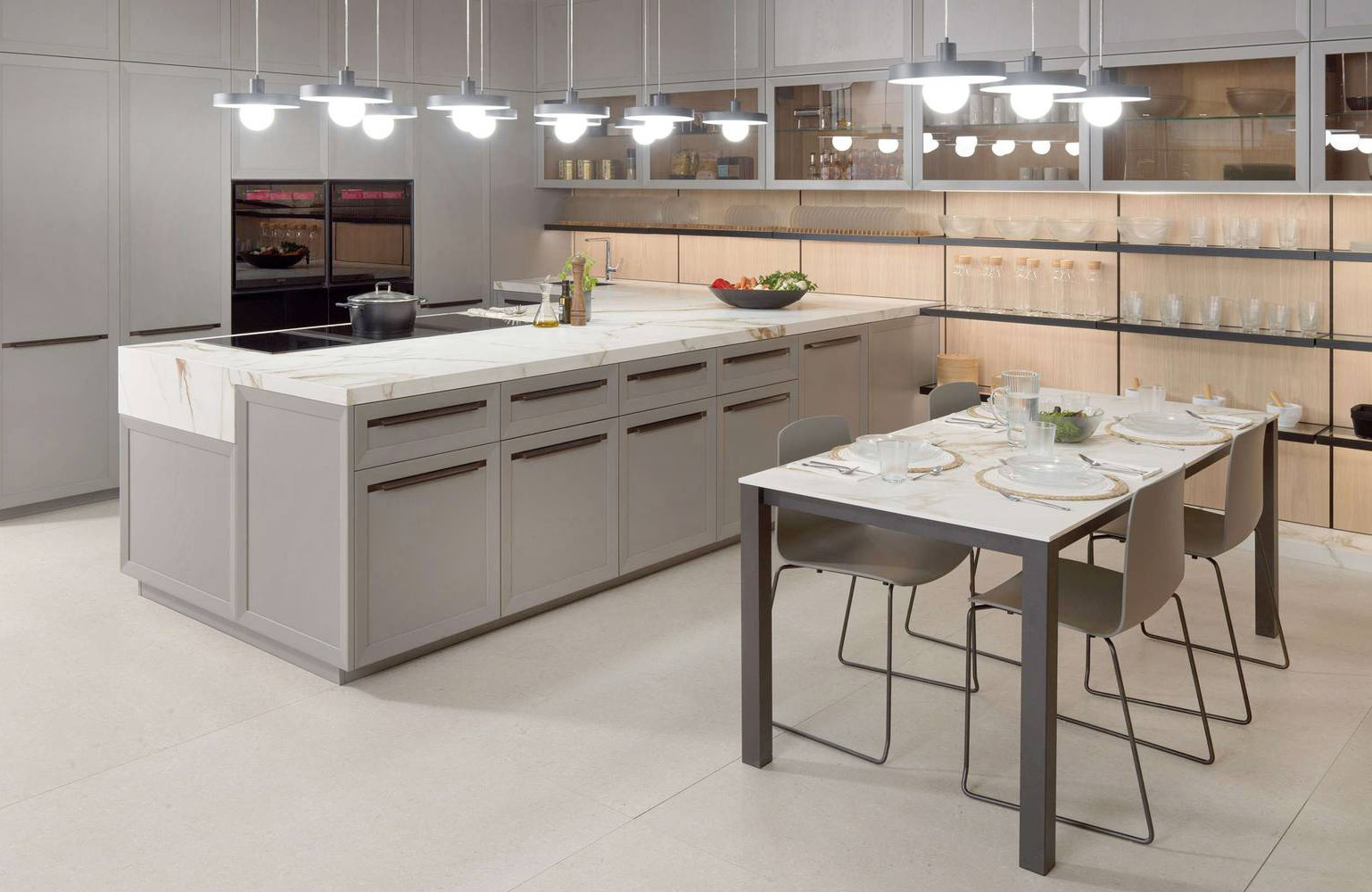La ceramica Xtone Calacatta Gold Nature, con venature dorate su fondo bianco che evocano il marmo, caratterizza il top dell'isola e il piano del tavolo con la struttura in acciaio nella cucina E 4.40 di Porcelanosa. Prezzo su richiesta. www.porcelanosa.com La ceramica Xtone Calacatta Gold Nature, con venature dorate su fondo bianco che evocano il marmo, caratterizza il top dell'isola e il piano del tavolo con la struttura in acciaio nella cucina E 4.40 di Porcelanosa. Prezzo su richiesta. www.porcelanosa.com