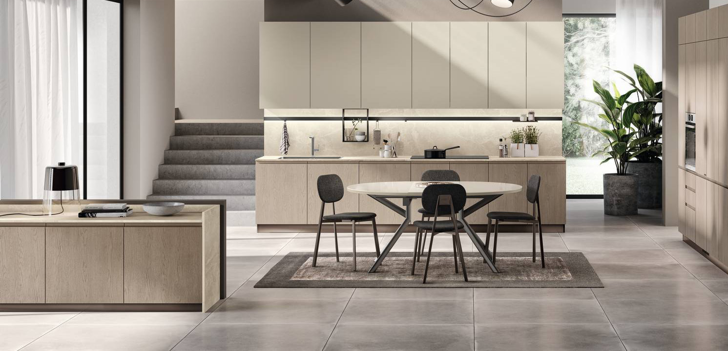 La composizione lineare Motus di Scavolini ha le basi con le ante  in decorativo Rovere Gessato, abbinate ai pensili in Grigio Gabbiano; il piano, con il lavello incassato e il piano cottura, è in laminato Pietra Venus. Le colonne elettrodomestici e dispensa hanno le ante in decorativo Rovere Gessato. Al centro, trova posto il tavolo rotondo allungabile Hover con il piano in vetro temperato, bianco lucido, appoggiato su una particolare solida struttura di quattro gambe centrali inclinate in grigio caldo. Prezzo su richiesta. www.scavolini.com La composizione lineare Motus di Scavolini ha le basi con le ante  in decorativo Rovere Gessato, abbinate ai pensili in Grigio Gabbiano; il piano, con il lavello incassato e il piano cottura, è in laminato Pietra Venus. Le colonne elettrodomestici e dispensa hanno le ante in decorativo Rovere Gessato. Al centro, trova posto il tavolo rotondo allungabile Hover con il piano in vetro temperato, bianco lucido, appoggiato su una particolare solida struttura di quattro gambe centrali inclinate in grigio caldo. Prezzo su richiesta. www.scavolini.com