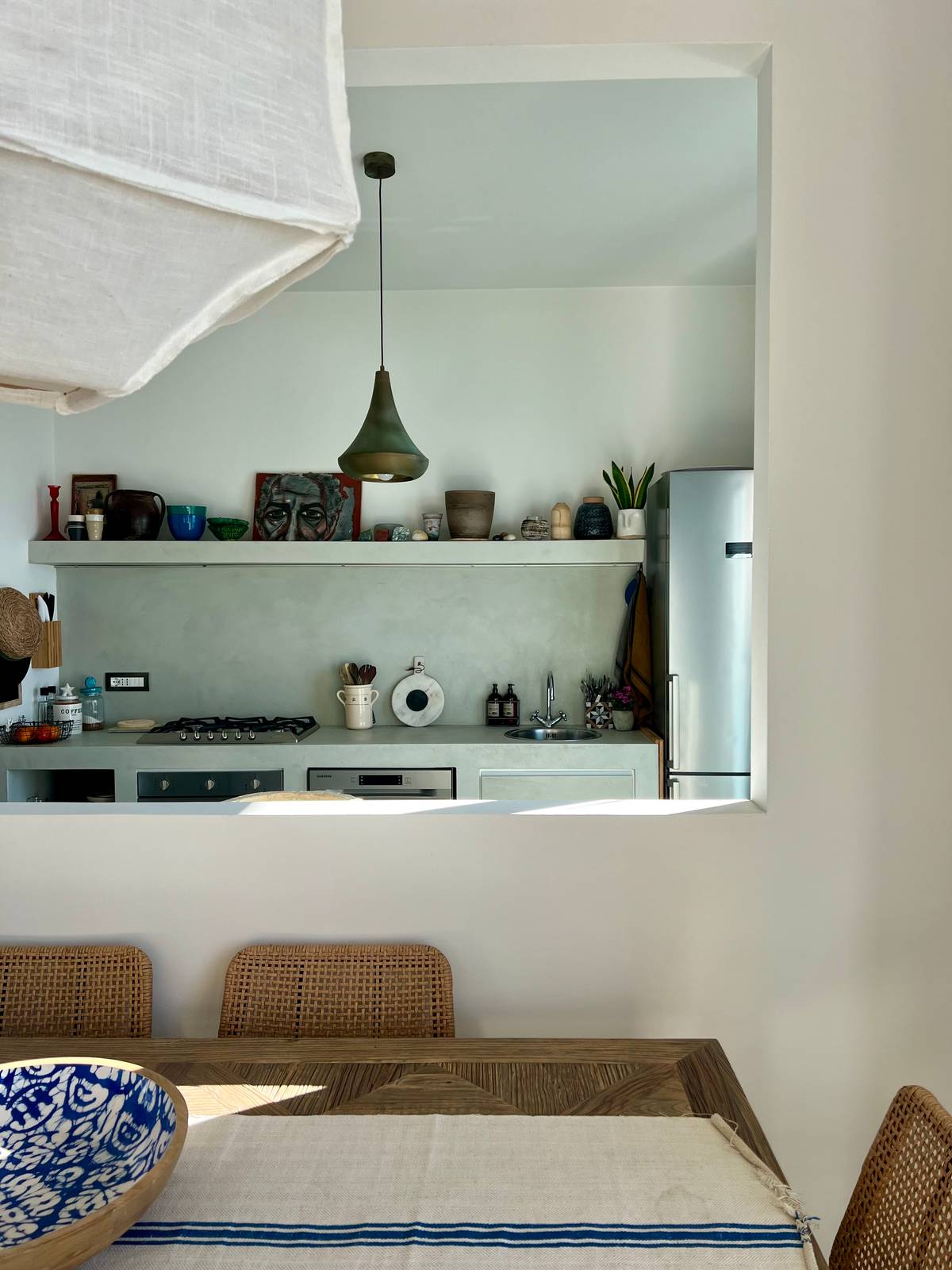 cucina in muratura vista dall’apertura, dettaglio cucina in muratura vista dall’apertura, dettaglio