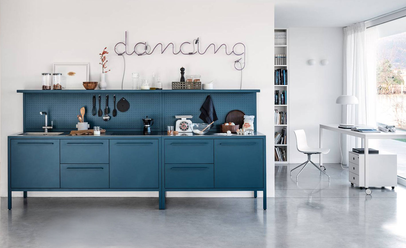 Una colorazione vivace per gli elementi di Frame Kitchen di Fantin: sono interamente realizzati in metallo verniciato e hanno il piano in acciaio Barazza, nelle finiture vintage o satinato. Prezzo su progetto. www.fantin.com Una colorazione vivace per gli elementi di Frame Kitchen di Fantin: sono interamente realizzati in metallo verniciato e hanno il piano in acciaio Barazza, nelle finiture vintage o satinato. Prezzo su progetto. www.fantin.com