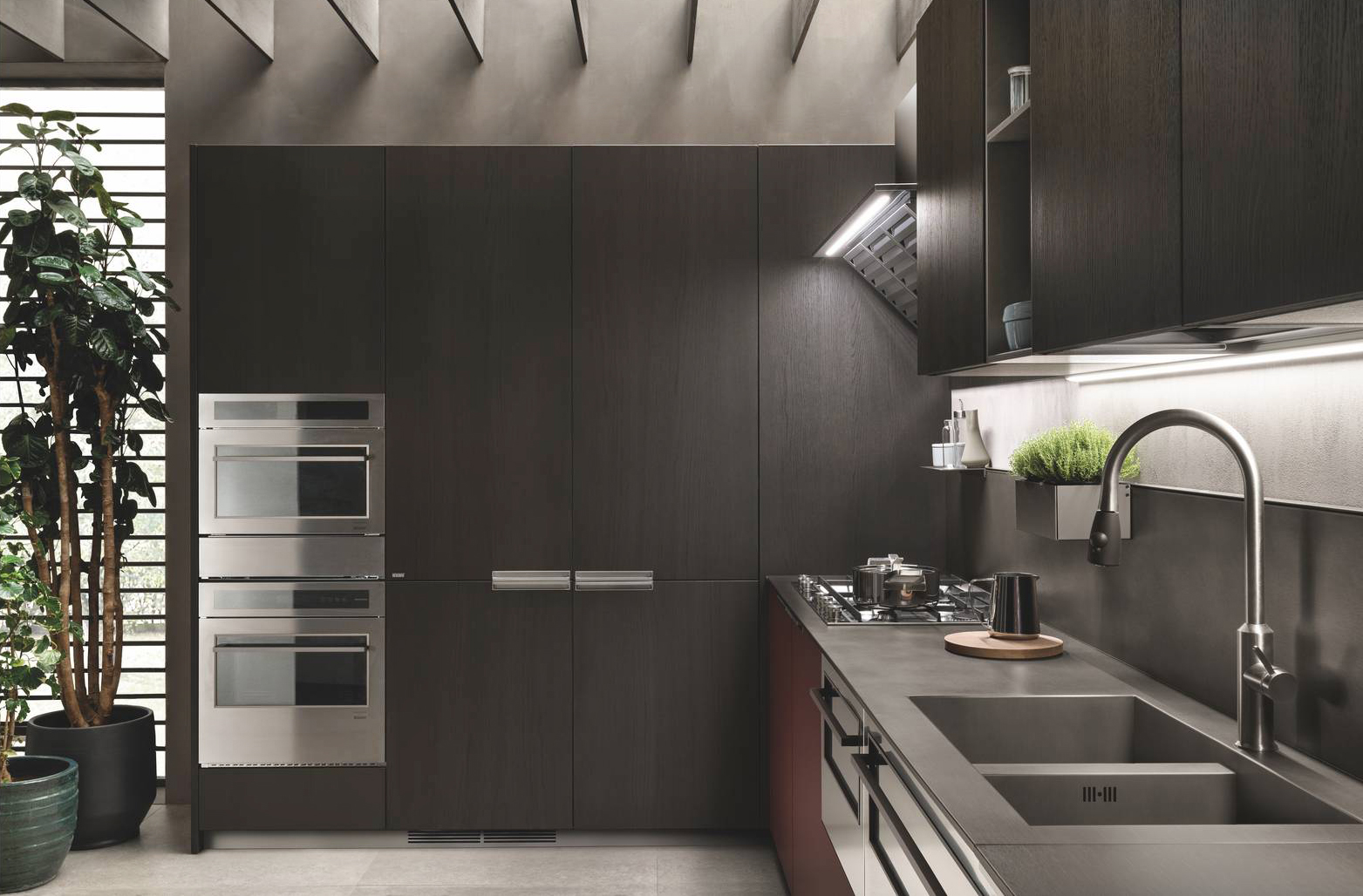 Un resistente e pratico piano in Acciaio Scuro, con la zona lavaggio integrata e lo schienale coordinato completato dal progetto Line System con mensole e contenitori, per Mia di Scavolini la cucina ad angolo con le ante delle basi in Fenix NTM® Rosso Jaipur e quelle dei pensili e delle colonne impiallacciate Rovere Carbone. Prezzo su richiesta. www.scavolini.com Un resistente e pratico piano in Acciaio Scuro, con la zona lavaggio integrata e lo schienale coordinato completato dal progetto Line System con mensole e contenitori, per Mia di Scavolini la cucina ad angolo con le ante delle basi in Fenix NTM® Rosso Jaipur e quelle dei pensili e delle colonne impiallacciate Rovere Carbone. Prezzo su richiesta. www.scavolini.com