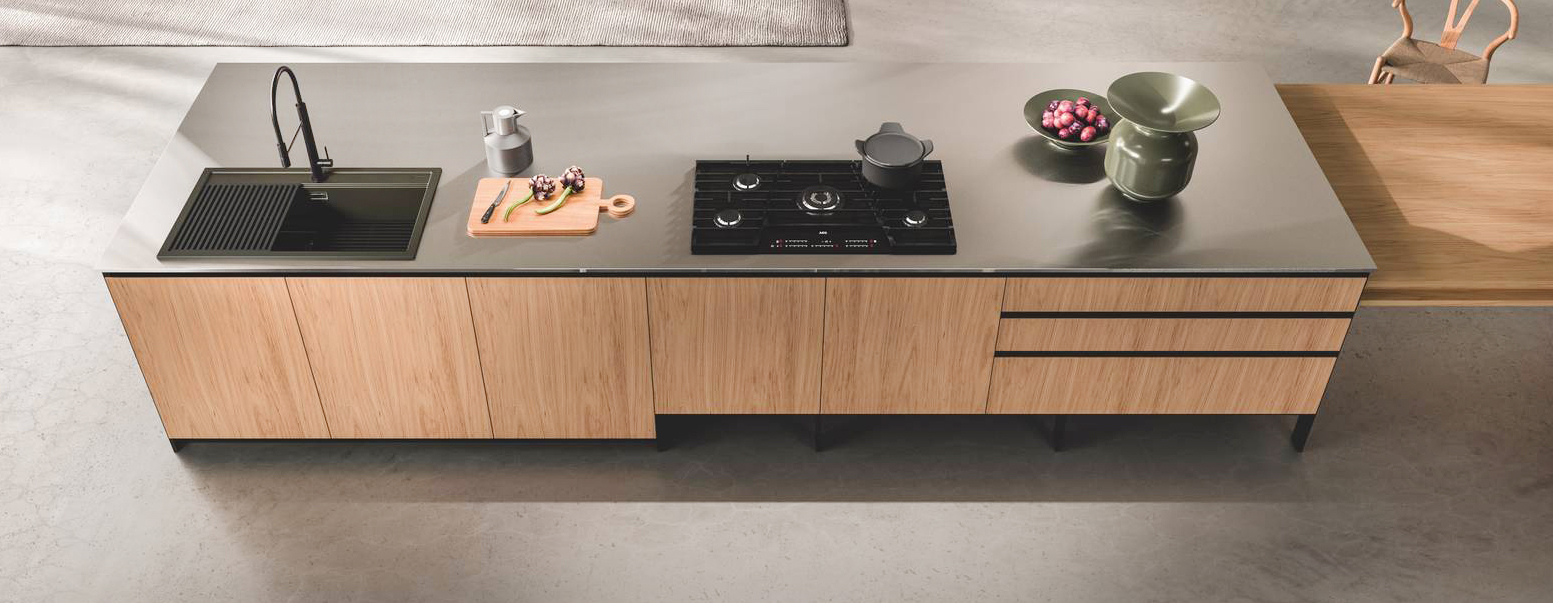 La grande isola attrezzata della composizione CUCINAnD'O di ARAN Cucine ha il piano realizzato in acciaio inox in cui trovano posto il sistema a induzione incassato e il lavello; lateralmente è “collegata” al tavolo rettangolare in legno di olmo. Prezzo su richiesta. www.arancucine.it La grande isola attrezzata della composizione CUCINAnD'O di ARAN Cucine ha il piano realizzato in acciaio inox in cui trovano posto il sistema a induzione incassato e il lavello; lateralmente è “collegata” al tavolo rettangolare in legno di olmo. Prezzo su richiesta. www.arancucine.it