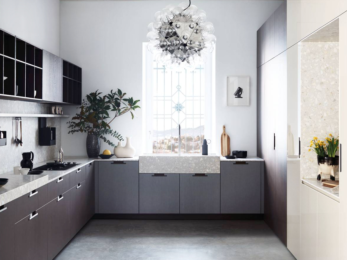 La cucina a golfo Maxima 2.2 di Cesar ha le ante della basi in melaminico Lutezio con la maniglia Ouverture Bronzo; il piano di lavoro con il lavello Block è realizzato in composito seminato Bianco Apuano. A parete trovano posto una serie di moduli a giorno Trilli in Rovere Termocotto e i pensili. Prezzo su richiesta. www.cesar.it La cucina a golfo Maxima 2.2 di Cesar ha le ante della basi in melaminico Lutezio con la maniglia Ouverture Bronzo; il piano di lavoro con il lavello Block è realizzato in composito seminato Bianco Apuano. A parete trovano posto una serie di moduli a giorno Trilli in Rovere Termocotto e i pensili. Prezzo su richiesta. www.cesar.it