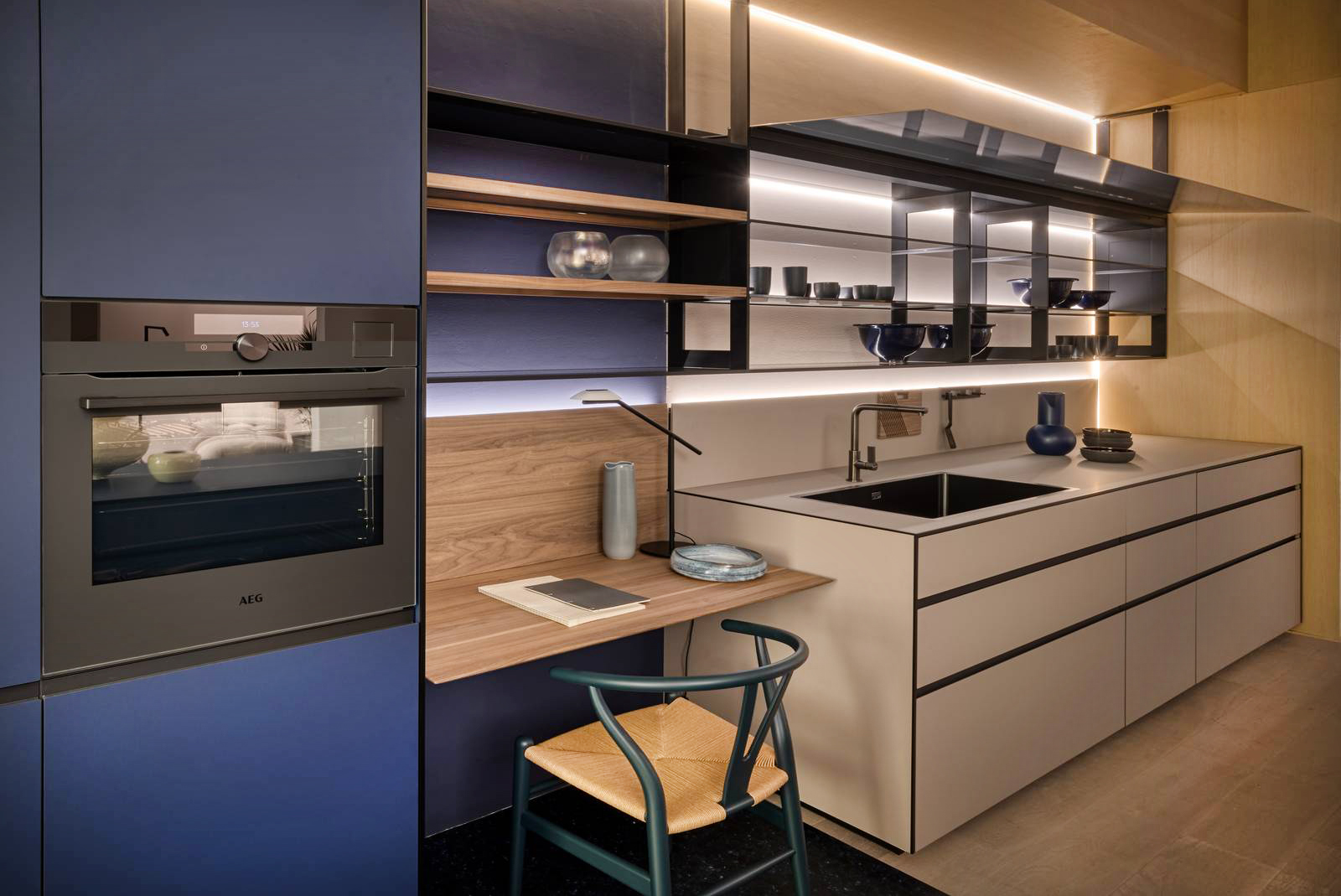 Ha le ante lisce e il piano di lavoro realizzati in Fenix la cucina Riciclantica Outline di Valcucine: si sviluppa linearmente a parete ed è corredata di un piano scrittoio che dà vita ad una comoda postazione home office. Prezzo su richiesta. www.valcucine.com Ha le ante lisce e il piano di lavoro realizzati in Fenix la cucina Riciclantica Outline di Valcucine: si sviluppa linearmente a parete ed è corredata di un piano scrittoio che dà vita ad una comoda postazione home office. Prezzo su richiesta. www.valcucine.com