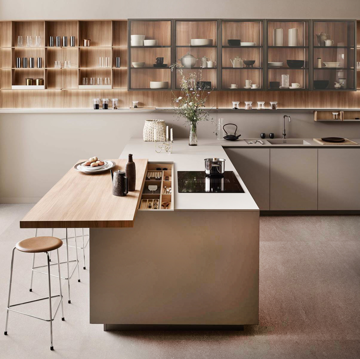 La cucina open space Sign di Ernestomeda è monocolore grazie alle basi monomateriche e al piano in Fenix beige arizona: è caratterizzata dalla lunga penisola con il bancone snack Move-on Plus che scorre sul top per aumentare lo spazio in profondità e rivela un vano attrezzato portautensili, realizzato in hi-melamine olmo namib. Prezzo su richiesta. www.ernestomeda.com La cucina open space Sign di Ernestomeda è monocolore grazie alle basi monomateriche e al piano in Fenix beige arizona: è caratterizzata dalla lunga penisola con il bancone snack Move-on Plus che scorre sul top per aumentare lo spazio in profondità e rivela un vano attrezzato portautensili, realizzato in hi-melamine olmo namib. Prezzo su richiesta. www.ernestomeda.com