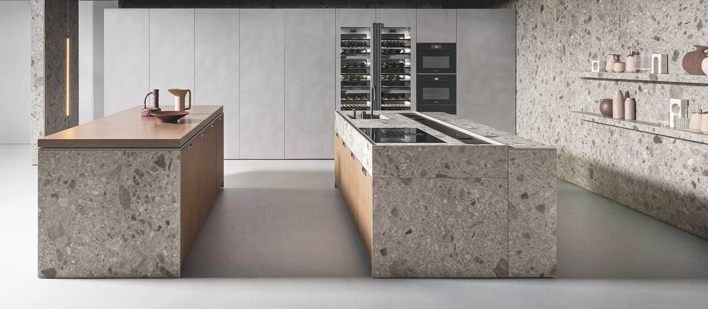 La cucina Antis Lain di Euromobil ha la struttura in TSS (Thermo Structured Surface) nella finitura selce e le ante in wood caneté nella tonalità brown, con una particolare finitura caratterizzata da sezioni orizzontali che danno vita ad un leggero effetto tridimensionale. Il piano è in gres MDI Iseo gris bocciardato. Un modulo base da 60 cm, prezzo 528 euro + IVA. www.euromobil.com La cucina Antis Lain di Euromobil ha la struttura in TSS (Thermo Structured Surface) nella finitura selce e le ante in wood caneté nella tonalità brown, con una particolare finitura caratterizzata da sezioni orizzontali che danno vita ad un leggero effetto tridimensionale. Il piano è in gres MDI Iseo gris bocciardato. Un modulo base da 60 cm, prezzo 528 euro + IVA. www.euromobil.com