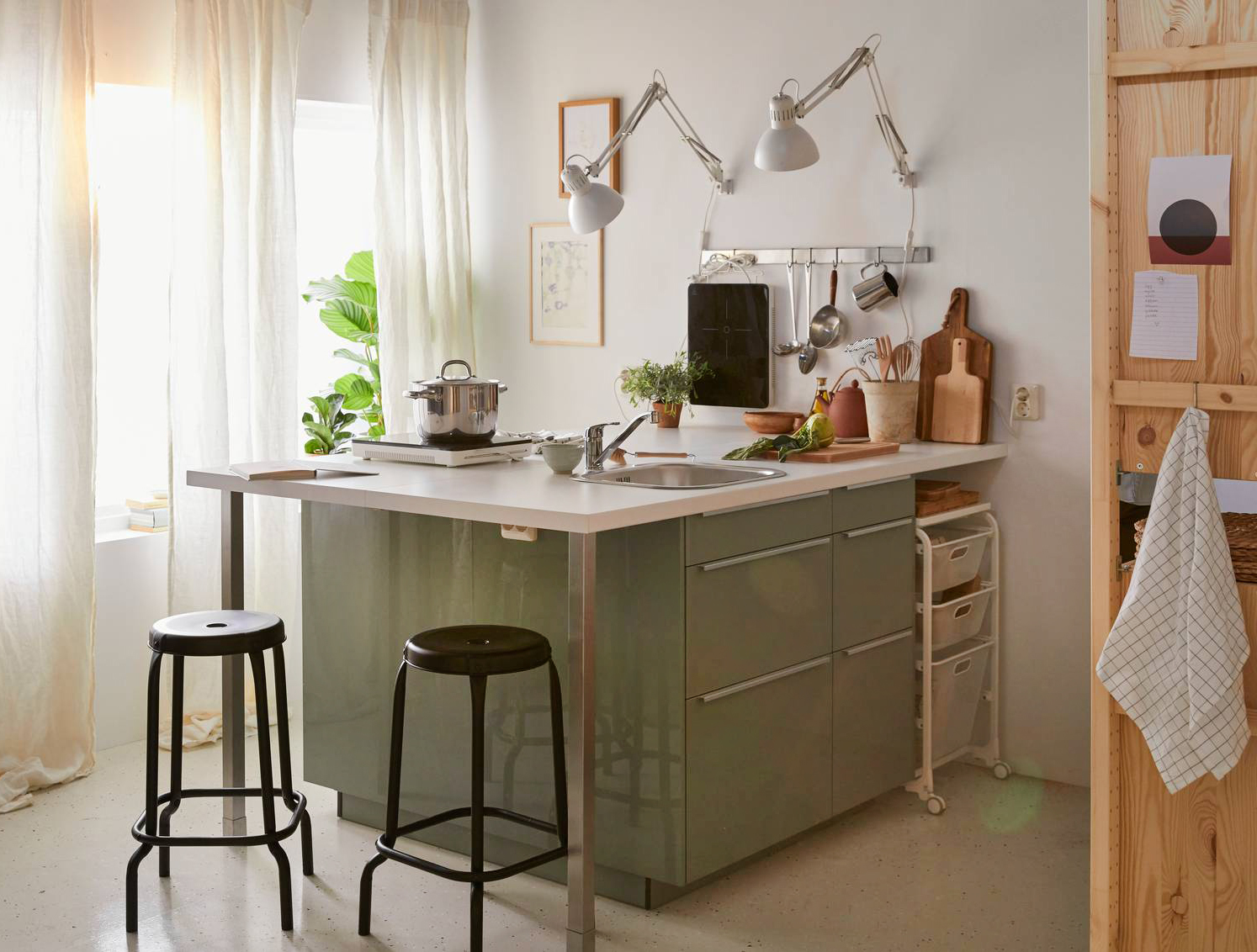 Compatta e facile da ambientare la cucina monoblocco attrezzata di Ikea Italia: è caratterizzata dal piano di lavoro in laminato SÄLJAN bianco che è resistente e facile da pulire; inoltre è garantito 25 anni. Il piano misura L 246 x H 3,8 cm, prezzo 75 euro. www.ikea.com Compatta e facile da ambientare la cucina monoblocco attrezzata di Ikea Italia: è caratterizzata dal piano di lavoro in laminato SÄLJAN bianco che è resistente e facile da pulire; inoltre è garantito 25 anni. Il piano misura L 246 x H 3,8 cm, prezzo 75 euro. www.ikea.com