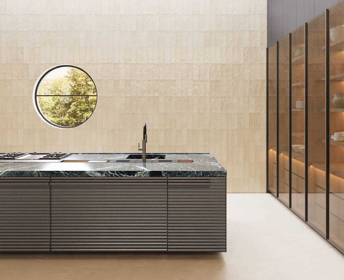 La cucina Cinqueterre di Schiffini, progettata da Vico Magistretti, ha il piano realizzato in pregiata pietra naturale e attrezzato con il lavandino e il piano cottura con cappa integrata abbinato alle iconiche ante in alluminio anodizzato. Prezzo su richiesta. www.schiffini.it La cucina Cinqueterre di Schiffini, progettata da Vico Magistretti, ha il piano realizzato in pregiata pietra naturale e attrezzato con il lavandino e il piano cottura con cappa integrata abbinato alle iconiche ante in alluminio anodizzato. Prezzo su richiesta. www.schiffini.it