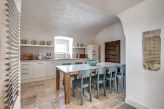 cucina separata dal soggiorno con arco pranzo