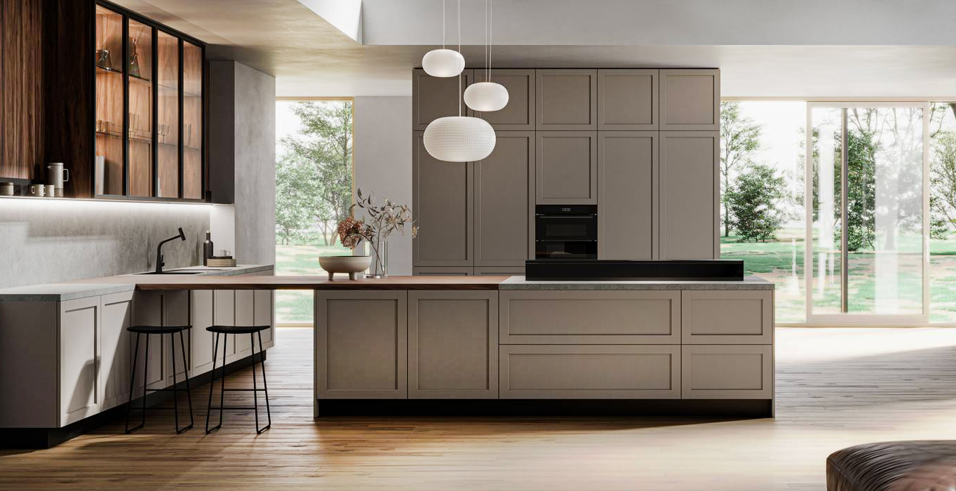 Si ispira ai modelli del passato la cucina Alma 02 di Arredo3 che è composta da due blocchi operativi distinti che la rendono funzionale e accogliente. Inoltre, è ecosostenibile: le basi e le colonne hanno le ante modanate realizzate in PET riciclato Pechino. Lateralmente trovano posto i pensili Vogue con pannelli in laminato noce Imperial e vetri fumé. Prezzo su richiesta. www.arredo3.it