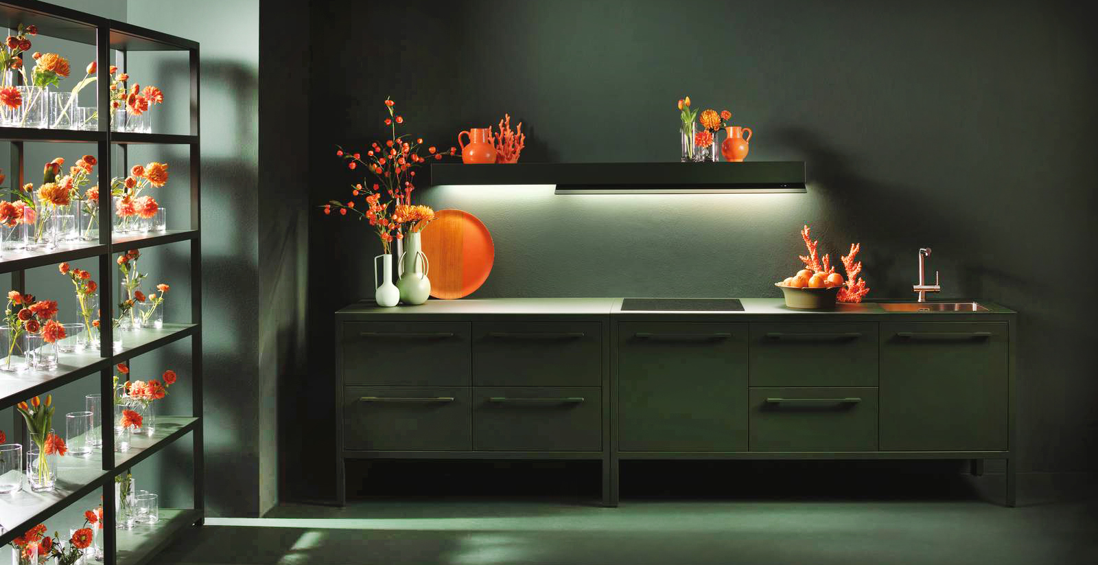 La composizione Frame Kitchen di Fantin è composta da moduli completamente realizzati in metallo verniciato, disponibili in 35 varianti di colore, con il piano in vetro in tinta: tutti i materiali sono riciclabili al 100%. Inoltre, la verniciatura a polveri esclusivamente atossiche  consente un minor consumo di colore grazie a un innovativo sistema di riciclo interno. Prezzo su progetto. www.fantin.com