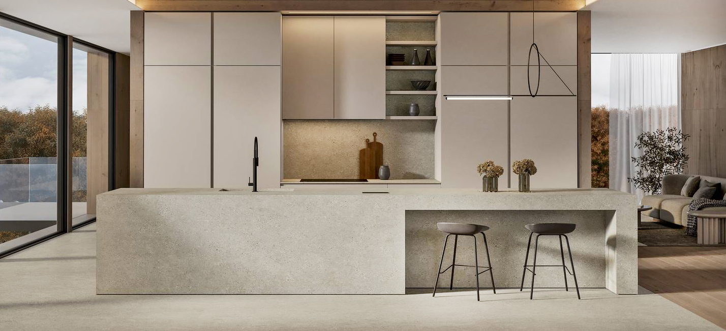 Si apre completamente sulla zona giorno la composizione Gea di Arrex Le Cucine che ha un'anima green ed è caratterizzata da una colorazione chiara e luminosa. L'isola con bancone ha una forma scultorea e il piano in Gres Shilin con un aspetto piacevolmente materico. Le basi, le colonne e i pensili sono in Eco Pet Sabbia, un materiale riciclabile. Prezzo su richiesta. www.arrex.it