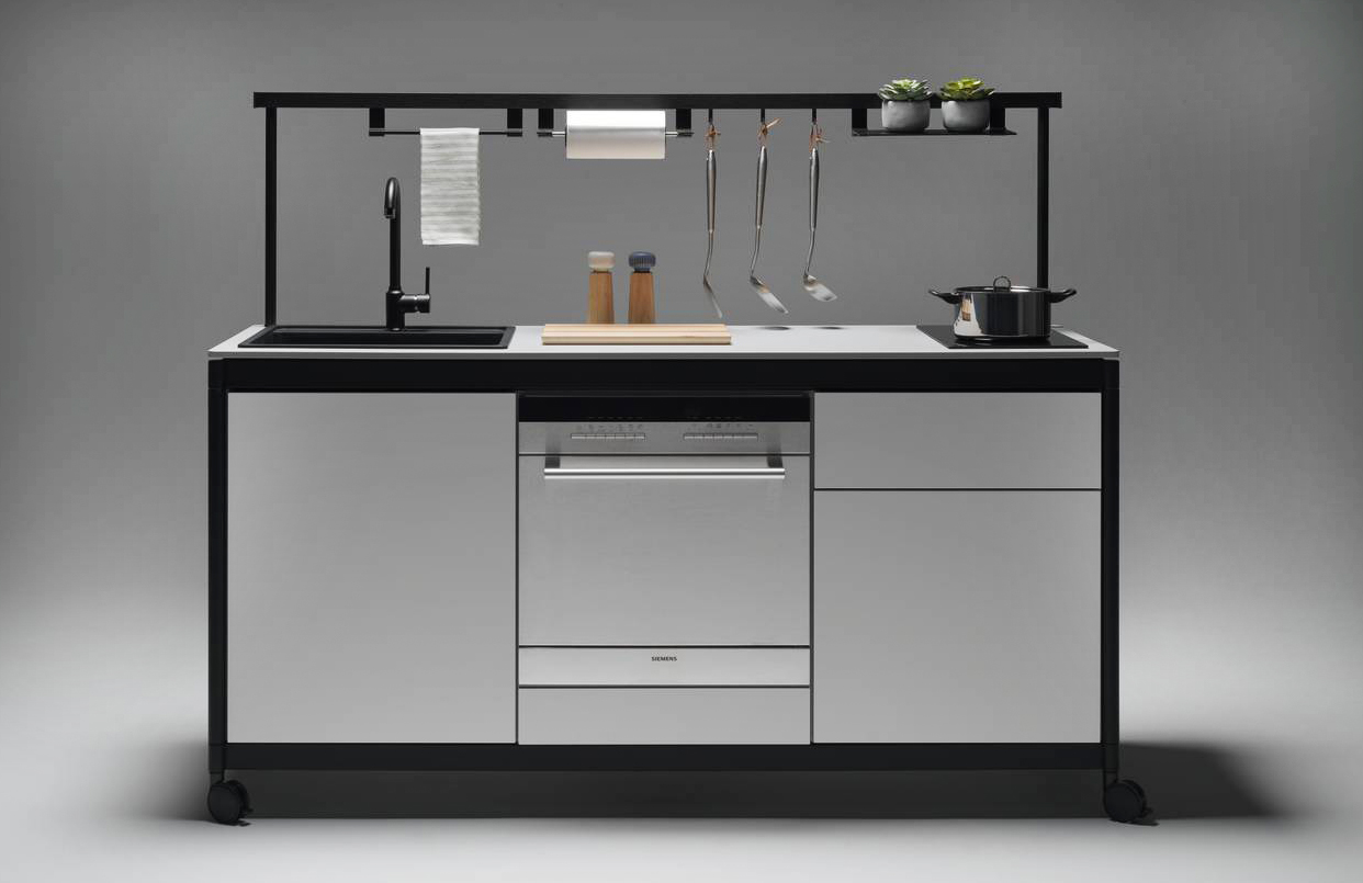 Anima green e dimensioni compatte per la mini cucina modulare Fluido Kitchenette di Martex può essere equipaggiata con lavello, lavastoviglie, piano cottura a induzione e minibar per garantire un'esperienza culinaria completa anche negli spazi più ridotti. Ha la struttura in alluminio e le ante in melaminico o laccato opaco; il top è disponibile in Fenix, melaminico o vetro laccato. Fluido ha vinto il prestigioso Premio Sostenibilità 2023, un riconoscimento dedicato alle aziende con una missione centrata sulla sostenibilità, perché è frutto dell’utilizzo di materiali sostenibili e riciclabili, con un impatto ambientale minimo per l’intero ciclo di vita del prodotto. Misura L 186 x P 66 x H 93 cm. Prezzo a partire da 5.716 euro. www.martex.it
