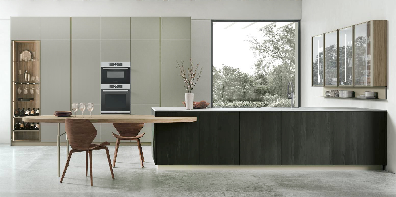 Le ante delle colonne che compongono l'armadiatura nella cucina Metropolis di Stosa sono realizzate in Pet Millerighe Grigio Fumo opaco, un materiale ecologico e riciclabile praticamente al 100%. Le basi della penisola in termostrutturato Larice Noir danno vita ad un effetto optical. Si tratta di un modello a bassa emissione di formaldeide. Un modulo base da 60 cm, prezzo a partire da 189 euro + IVA. www.stosacucine.com