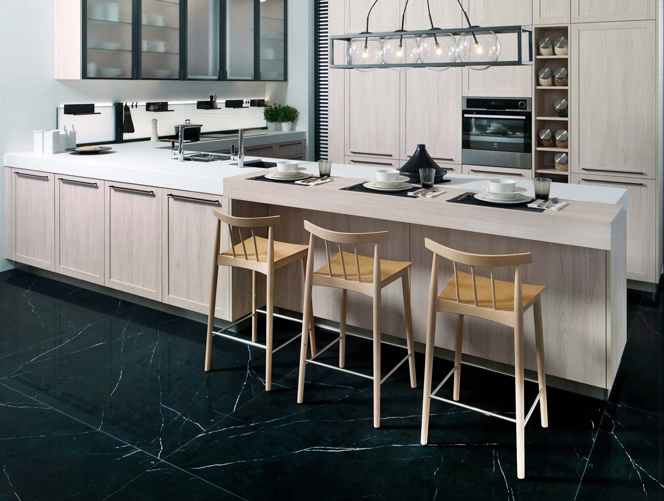 Le scocche dei moduli della cucina R1.40 Etimoe Ice di Porcelanosa sono realizzate in truciolare idrorepellente, altamente resistente, con classificazione Carb-2 per le emissioni di formaldeide e certificato FSC® che garantisce la provenienza da foreste gestite secondo i criteri del taglio sostenibile. Inoltre, il 72% della materia prima utilizzata per il truciolare dei mobili è materiale riciclato. Il piano di lavoro è in Xtone Mater White Texture. Prezzo su richiesta. www.porcelanosa.com