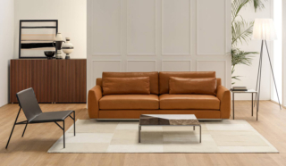 Un leggero telaio di alluminio per il divano Ellington di Horm rivetito in morbida pelle marrone caramello. Misura L 240 x P 100 x H 81 cm. Prezzo a partire da 1.975,20 euro. Accanto la poltrona Tout Le Jour Lounge dal design essenziale con la struttura in tubolare di metallo nero e la seduta in cuoio pieno fiore nero. Misura L 77 x P 81 x H 74 cm. Prezzo 2.131,34 euro. www.horm.it Un leggero telaio di alluminio per il divano Ellington di Horm rivetito in morbida pelle marrone caramello. Misura L 240 x P 100 x H 81 cm. Prezzo a partire da 1.975,20 euro. Accanto la poltrona Tout Le Jour Lounge dal design essenziale con la struttura in tubolare di metallo nero e la seduta in cuoio pieno fiore nero. Misura L 77 x P 81 x H 74 cm. Prezzo 2.131,34 euro. www.horm.it