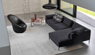 Total black per il soggiorno di Flou in cui trova posto il divano due posti con chaise-longue Icon con un design essenziale e raffinato, sottolineato dallo schienale e dai braccioli volutamente bombati, e dalla forma leggera. I piedi d' appoggio in alluminio hanno la finitura brunito opaco; il rivestimento in tessuto nero è completamente sfoderabile. Misura L 302 x P 170 x H 68 cm. Prezzo da 10.150 euro (con rivestimento tessuto categoria base). Accanto è posizionata la poltrona girevole a 360° Lilia, con lo schienale avvolgente, completamente rivestita in morbida pelle nera. Misura L 97,5 x P 97,5 x H 96,5 cm. Prezzo 4.135 euro (nella versione in pelle). www.flou.it Total black per il soggiorno di Flou in cui trova posto il divano due posti con chaise-longue Icon con un design essenziale e raffinato, sottolineato dallo schienale e dai braccioli volutamente bombati, e dalla forma leggera. I piedi d' appoggio in alluminio hanno la finitura brunito opaco; il rivestimento in tessuto nero è completamente sfoderabile. Misura L 302 x P 170 x H 68 cm. Prezzo da 10.150 euro (con rivestimento tessuto categoria base). Accanto è posizionata la poltrona girevole a 360° Lilia, con lo schienale avvolgente, completamente rivestita in morbida pelle nera. Misura L 97,5 x P 97,5 x H 96,5 cm. Prezzo 4.135 euro (nella versione in pelle). www.flou.it