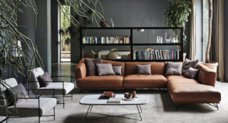 Il grande divano angolare Lennox di Ditre Italia è rivestito in pregiata pelle marrone. Misura L 210 x P 110 x H 88 cm. Prezzo a partire da 4.821 euro. Il soggiorno si completa con le due poltrone Kyo con rivestimento in tessuto grigio chiaro e una sottile struttura in metallo nella finitura nera. Misurano  L 77 x P 88 x H 79 cm. Prezzo su richiesta. www.ditreitalia.com Il grande divano angolare Lennox di Ditre Italia è rivestito in pregiata pelle marrone. Misura L 210 x P 110 x H 88 cm. Prezzo a partire da 4.821 euro. Il soggiorno si completa con le due poltrone Kyo con rivestimento in tessuto grigio chiaro e una sottile struttura in metallo nella finitura nera. Misurano  L 77 x P 88 x H 79 cm. Prezzo su richiesta. www.ditreitalia.com