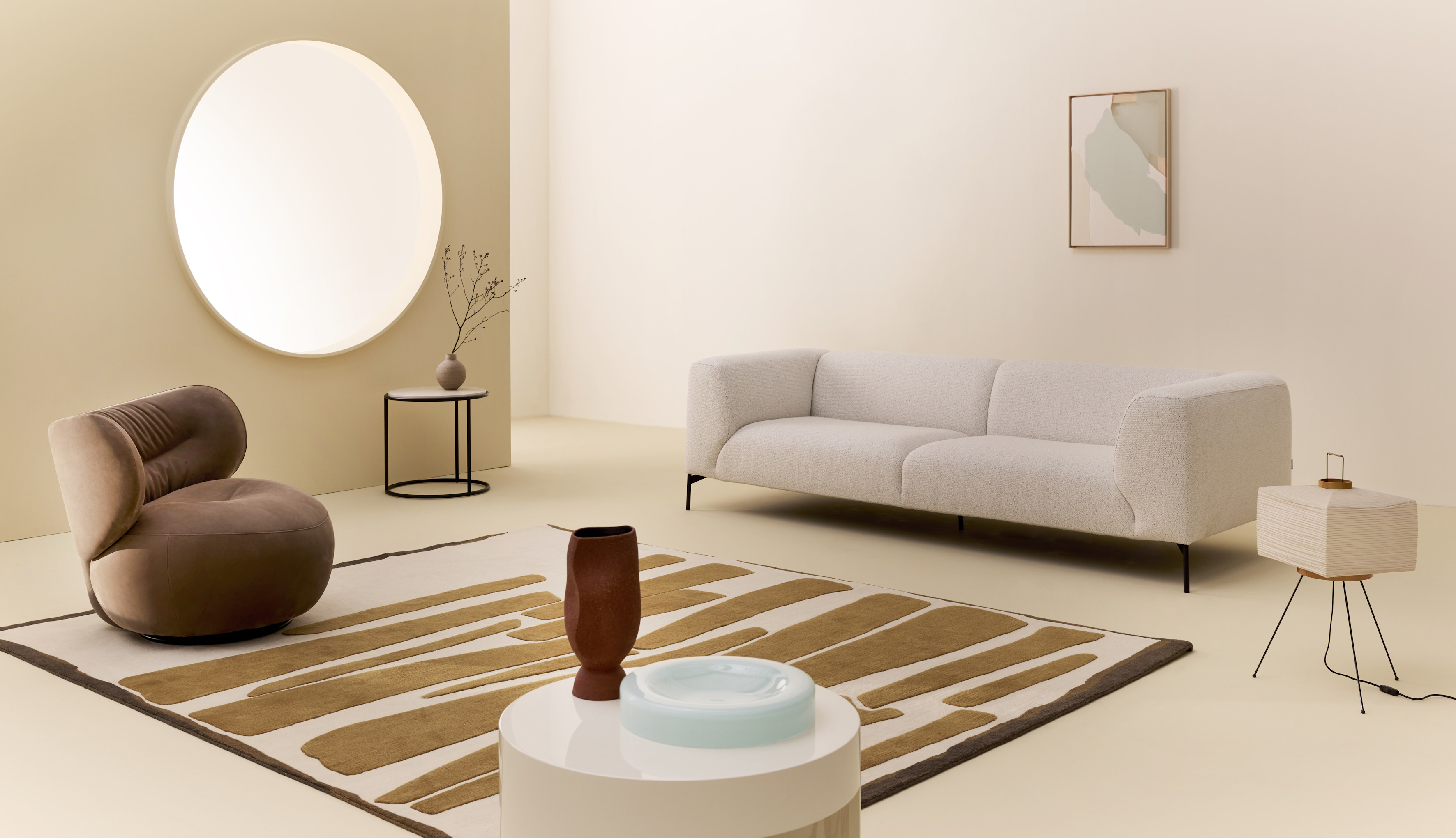 Curve abbondanti per la poltrona Amelie, riccamente imbottita e rivestita in pelle Brasile marrone, che è  dotata di meccanismo girevole con ritorno. Misura L 92 x P 87 x H 74 cm. Prezzo a partire da 3.098 euro. Crea un raffinato contrasto con il divano dal design rigoroso Manhattan che è rivestito in tessuto bianco sfoderabile. Misura L 250 x P 95 x H 69 cm. Prezzo a partire da 6.539 euro. Entrambi di Nube Italia. www.nubeitalia.com Curve abbondanti per la poltrona Amelie, riccamente imbottita e rivestita in pelle Brasile marrone, che è  dotata di meccanismo girevole con ritorno. Misura L 92 x P 87 x H 74 cm. Prezzo a partire da 3.098 euro. Crea un raffinato contrasto con il divano dal design rigoroso Manhattan che è rivestito in tessuto bianco sfoderabile. Misura L 250 x P 95 x H 69 cm. Prezzo a partire da 6.539 euro. Entrambi di Nube Italia. www.nubeitalia.com