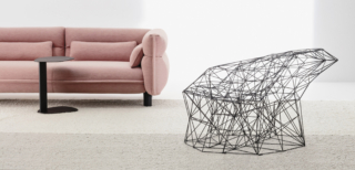 Un accostamento originale tra la poltrona Filinea di laCividina completamente realizzata in tondino di acciaio nella finitura nero pece che la trasforma in una sorta di scultura contemporanea. Misura L 130 x P 110 x H 77 cm. Prezzo 9.096,35 euro. Accanto trova posto il morbido divano tre posti Nap rivestito in tessuto rosa chiaro e i piedini in frassino tinto grafite. Misura L 220 x P 105 x H 78 cm. Prezzo su richiesta. www.lacividina.com Un accostamento originale tra la poltrona Filinea di laCividina completamente realizzata in tondino di acciaio nella finitura nero pece che la trasforma in una sorta di scultura contemporanea. Misura L 130 x P 110 x H 77 cm. Prezzo 9.096,35 euro. Accanto trova posto il morbido divano tre posti Nap rivestito in tessuto rosa chiaro e i piedini in frassino tinto grafite. Misura L 220 x P 105 x H 78 cm. Prezzo su richiesta. www.lacividina.com