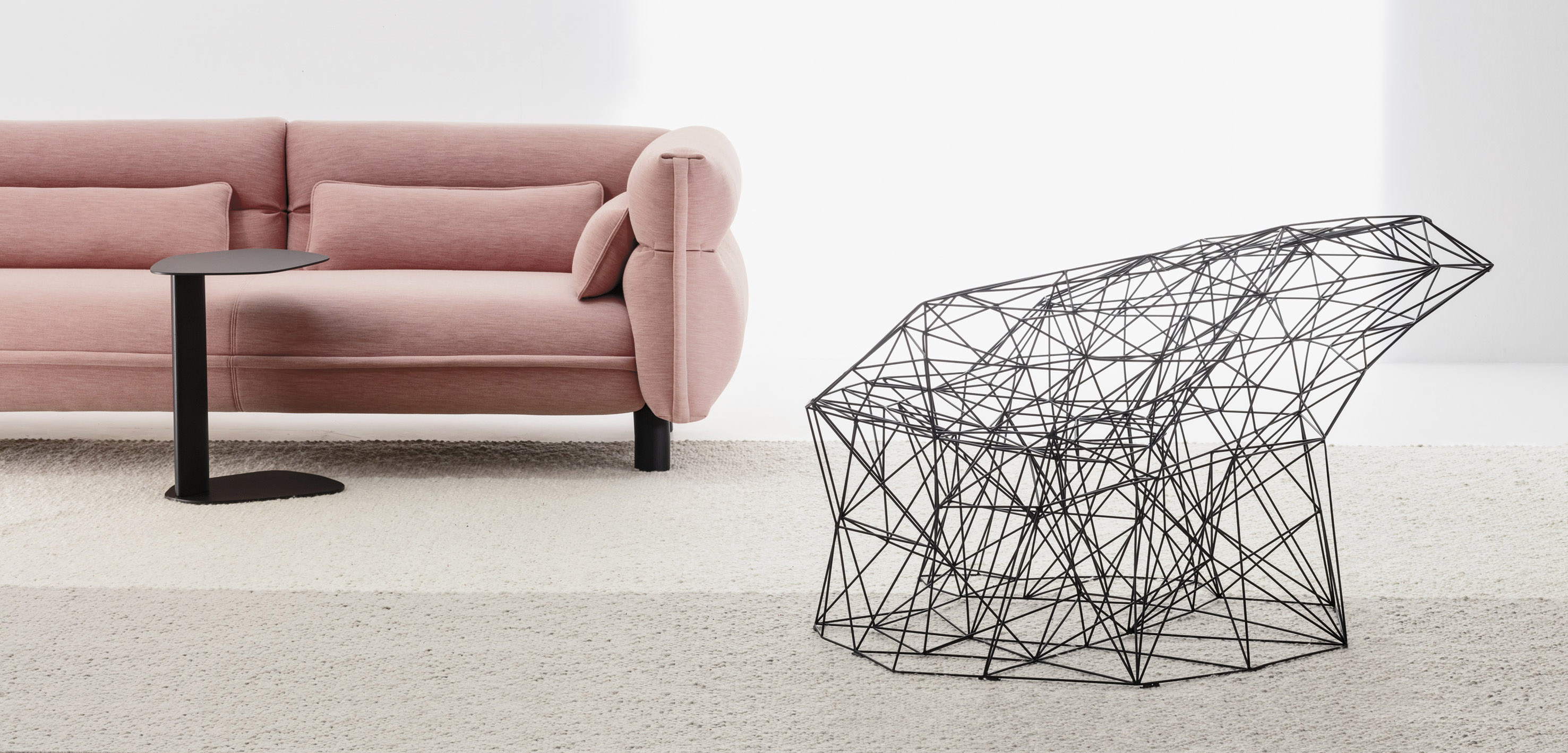 Un accostamento originale tra la poltrona Filinea di laCividina completamente realizzata in tondino di acciaio nella finitura nero pece che la trasforma in una sorta di scultura contemporanea. Misura L 130 x P 110 x H 77 cm. Prezzo 9.096,35 euro. Accanto trova posto il morbido divano tre posti Nap rivestito in tessuto rosa chiaro e i piedini in frassino tinto grafite. Misura L 220 x P 105 x H 78 cm. Prezzo su richiesta. www.lacividina.com Un accostamento originale tra la poltrona Filinea di laCividina completamente realizzata in tondino di acciaio nella finitura nero pece che la trasforma in una sorta di scultura contemporanea. Misura L 130 x P 110 x H 77 cm. Prezzo 9.096,35 euro. Accanto trova posto il morbido divano tre posti Nap rivestito in tessuto rosa chiaro e i piedini in frassino tinto grafite. Misura L 220 x P 105 x H 78 cm. Prezzo su richiesta. www.lacividina.com