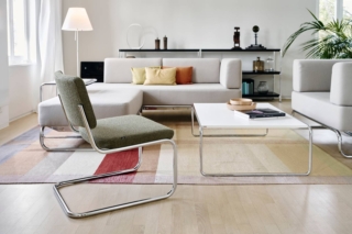 Sono caratterizzati dalla struttura in tubolare di acciaio cromato il divano bianco S 5000 Sofa e l'iconica seduta a sbalzo S 32 PVL Lounge Chair in tessuto verde. Il divano prezzo a partire da 4.947,10 euro. La seduta misura L 58 x P 66 x H 76 cm. Prezzo a partire da 1.604,30  euro. Tutto di Thonet. www.thonet.de Sono caratterizzati dalla struttura in tubolare di acciaio cromato il divano bianco S 5000 Sofa e l'iconica seduta a sbalzo S 32 PVL Lounge Chair in tessuto verde. Il divano prezzo a partire da 4.947,10 euro. La seduta misura L 58 x P 66 x H 76 cm. Prezzo a partire da 1.604,30  euro. Tutto di Thonet. www.thonet.de