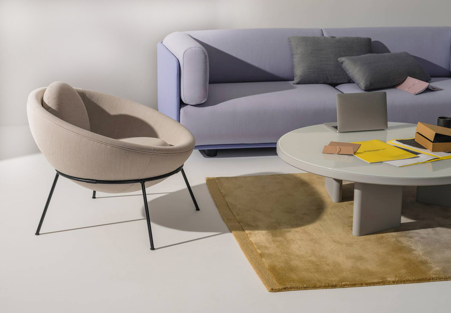 Una delicata colorazione pastello per il rivestimento sfoderabile del divano modulare due posti Shaal con la struttura esterna composta da un pannello avvolgente in legno multistrato rivestito. Misura L 190 x P 98 x H 75 cm. Prezzo su richiesta. Accanto la poltrona Bardi's Bowl Chair con una forma arrotondata e un rivestimento in tessuto chiaro. Misura  L 65 x P 65 x H 75,5 cm. Prezzo su richiesta.  Entrambi di Arper. www.arper.com Una delicata colorazione pastello per il rivestimento sfoderabile del divano modulare due posti Shaal con la struttura esterna composta da un pannello avvolgente in legno multistrato rivestito. Misura L 190 x P 98 x H 75 cm. Prezzo su richiesta. Accanto la poltrona Bardi's Bowl Chair con una forma arrotondata e un rivestimento in tessuto chiaro. Misura  L 65 x P 65 x H 75,5 cm. Prezzo su richiesta.  Entrambi di Arper. www.arper.com