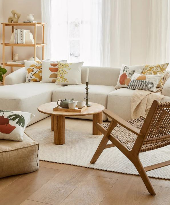 Un soggiorno luminoso arredato con il grande divano angolare componibile tre posti Sofia che è completamente rivestito in tessuto teddy  bianco. Misura L 277 x P 185 x H 72 cm. Prezzo 2.399 euro. La poltrona lounge Noon ha la struttura in legno di acacia e la seduta e lo schienale intrecciati in rattan in fibra sintetica. Misura L 68 x P 80 x H 74 cm. Prezzo 329 euro. Tutto di Westwing Collection. www.westwing.it Un soggiorno luminoso arredato con il grande divano angolare componibile tre posti Sofia che è completamente rivestito in tessuto teddy  bianco. Misura L 277 x P 185 x H 72 cm. Prezzo 2.399 euro. La poltrona lounge Noon ha la struttura in legno di acacia e la seduta e lo schienale intrecciati in rattan in fibra sintetica. Misura L 68 x P 80 x H 74 cm. Prezzo 329 euro. Tutto di Westwing Collection. www.westwing.it