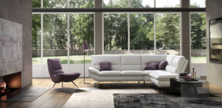 L'ampio divano componibile, nella versione angolare, Tazio è rivestito in pelle bianca e ha un design moderno; è caratterizzato dallo schienale traslante che ne aumenta lo spazio di seduta per il massimo relax Misura L 190/128 x P 110 x H 91 cm. Prezzo a partire da 3.765 euro. É  abbinato alla  poltrona Tullia rivestita in tessuto viola con bordatura in risalto che ne enfatizza la linea semplice e contemporanea. Misura L 76 x P 96 x H 82 cm. Prezzo a partire da 786 euro. Entrambi di DondiSalotti. www.dondisalotti.com L'ampio divano componibile, nella versione angolare, Tazio è rivestito in pelle bianca e ha un design moderno; è caratterizzato dallo schienale traslante che ne aumenta lo spazio di seduta per il massimo relax Misura L 190/128 x P 110 x H 91 cm. Prezzo a partire da 3.765 euro. É  abbinato alla  poltrona Tullia rivestita in tessuto viola con bordatura in risalto che ne enfatizza la linea semplice e contemporanea. Misura L 76 x P 96 x H 82 cm. Prezzo a partire da 786 euro. Entrambi di DondiSalotti. www.dondisalotti.com