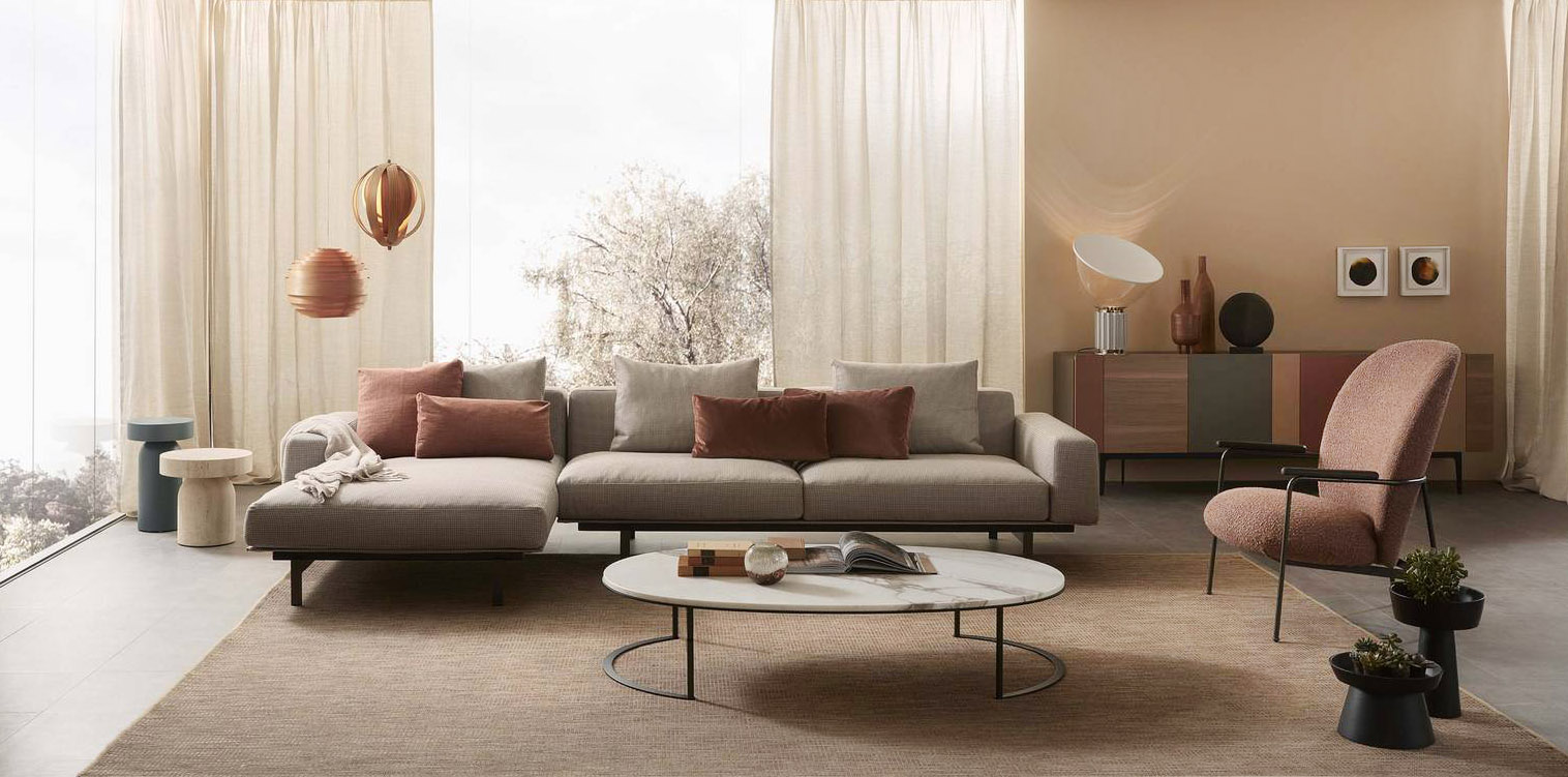 Ha la struttura squadrata realizzata in metallo ricoperto in tessuto il divano Yard con i piedini a sezione piatta e il rivestimento in tessuto beige. Misura L 244 x P 100 x H 67 cm. La poltrona    Claire è dotata di un alto schienale dalla forma arrotondata e di due braccioli in legno; la struttura  sottile è realizzata in metallo. Misura L 78,5 x P 87 x H 100 cm. Prezzo su richiesta. Tutto di Lema. www.lemamobili.com Ha la struttura squadrata realizzata in metallo ricoperto in tessuto il divano Yard con i piedini a sezione piatta e il rivestimento in tessuto beige. Misura L 244 x P 100 x H 67 cm. La poltrona    Claire è dotata di un alto schienale dalla forma arrotondata e di due braccioli in legno; la struttura  sottile è realizzata in metallo. Misura L 78,5 x P 87 x H 100 cm. Prezzo su richiesta. Tutto di Lema. www.lemamobili.com