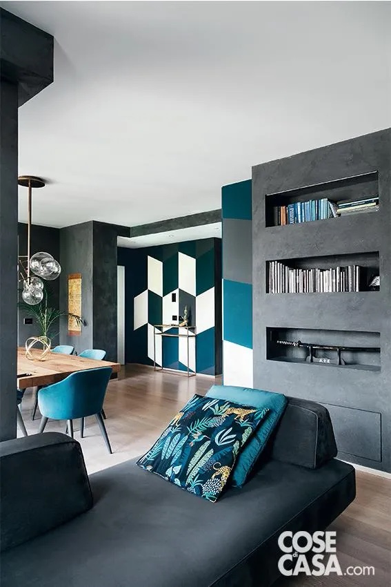 La scelta di un divano a schema flessibile risponde all’esigenza di “destrutturare” la zona conversazione, orientandola come si preferisce. Gli schienali-braccioli dell’imbottito si possono muovere, assumendo diverse posizioni sull’isola della seduta; questa soluzione d’arredo alleggerisce tutto l’ambiente perché non determina “barriere” visive fisse. Foto: Studio Roy. Styling: Chiara Dal Canto. Progetto d’interior: Raffaella Borelli, R7 Home Planet, Milano, Tel. 346/7892679, http://www.R7homeplanet.com, raffaellaborelli@r7homeplanet.com. Clicca qui per vedere tutta la casa La scelta di un divano a schema flessibile risponde all’esigenza di “destrutturare” la zona conversazione, orientandola come si preferisce. Gli schienali-braccioli dell’imbottito si possono muovere, assumendo diverse posizioni sull’isola della seduta; questa soluzione d’arredo alleggerisce tutto l’ambiente perché non determina “barriere” visive fisse. Foto: Studio Roy. Styling: Chiara Dal Canto. Progetto d’interior: Raffaella Borelli, R7 Home Planet, Milano, Tel. 346/7892679, http://www.R7homeplanet.com, raffaellaborelli@r7homeplanet.com. Clicca qui per vedere tutta la casa