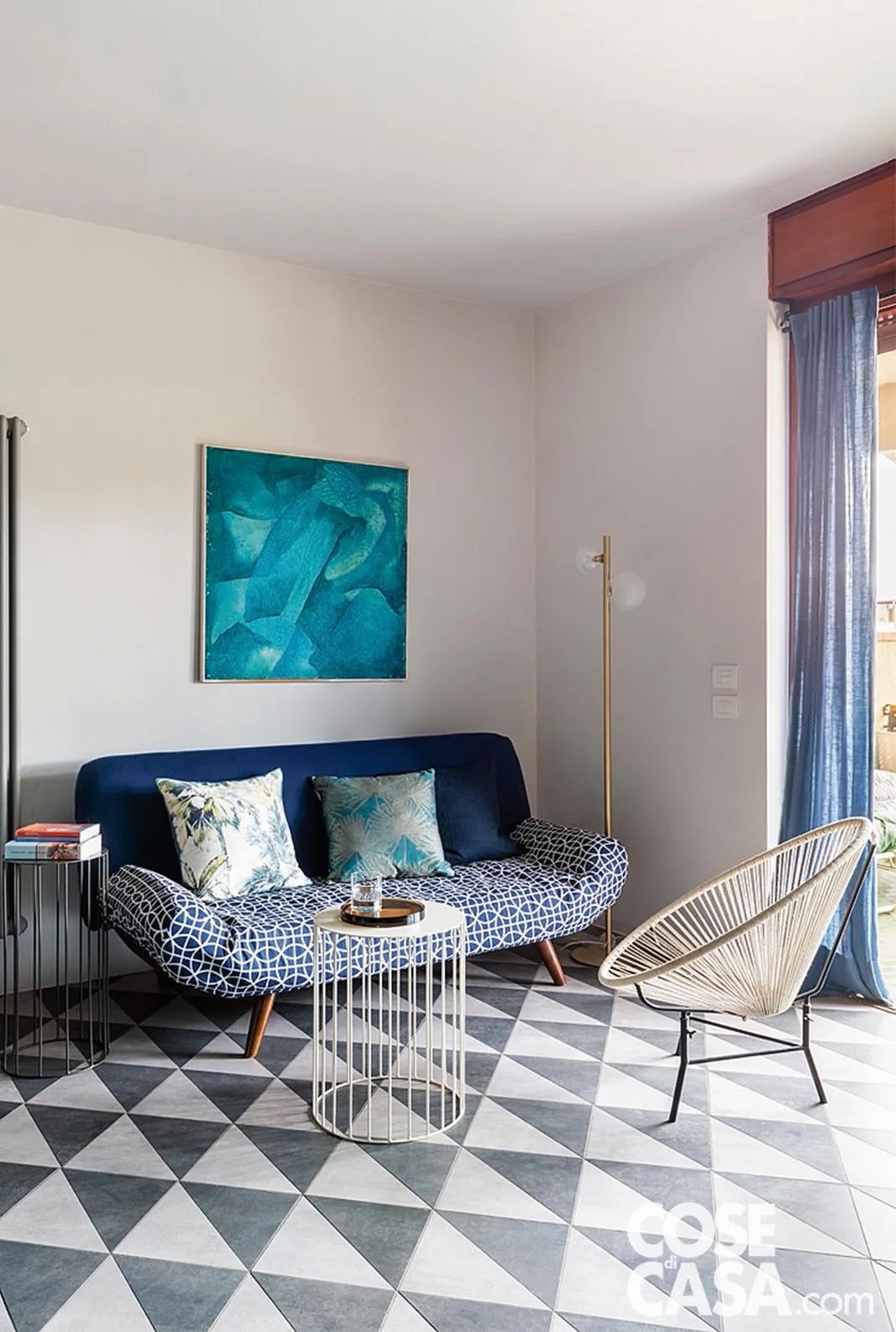 Il divano letto è un modello low-cost con rivestimento realizzato artigianalmente dal tappezziere. Progetto: studio di architettura Massimo Zanelli. Foto: Studio Daido. Il divano letto è un modello low-cost con rivestimento realizzato artigianalmente dal tappezziere. Progetto: studio di architettura Massimo Zanelli. Foto: Studio Daido.