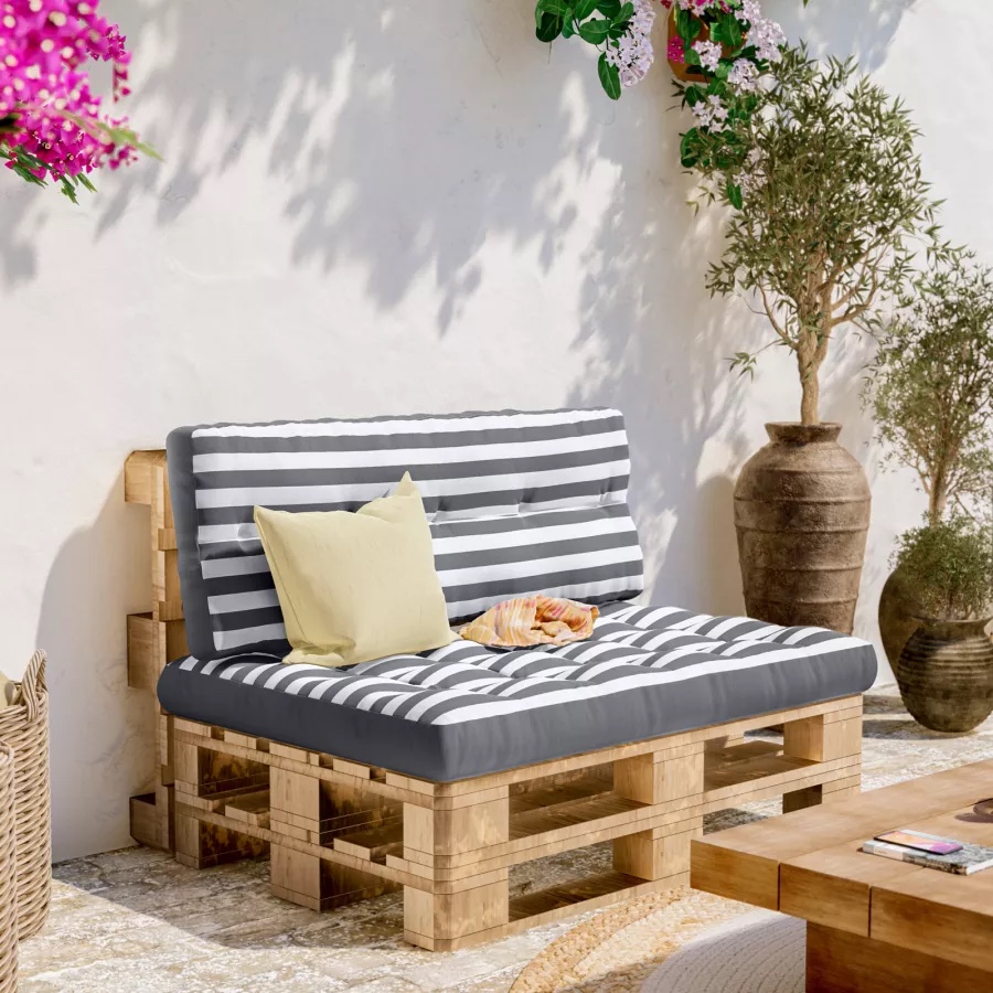 Cuscino imbottito per schienale a righe bianco e grigio per divano pallet. Misura 120 x 45 cm, spessore 10 cm. Prezzo 36 euro. In vendita su Deghi