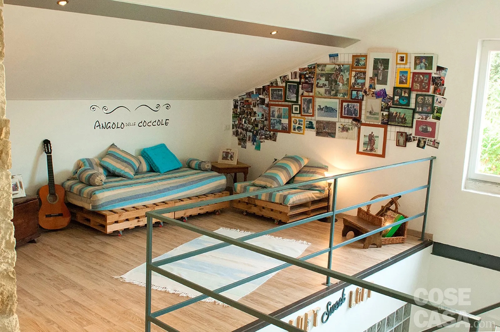 La zona relax, allestita in un angolo del soppalco, è risolta con sedute fai da te disposte ad angolo: divano e poltrona poggiano su pallets dotati di rotelle, attrezzati con cuscini e materassi per rendere più confortevoli le sedute. Progetto: André Massin e geometra Gabriel Boz.