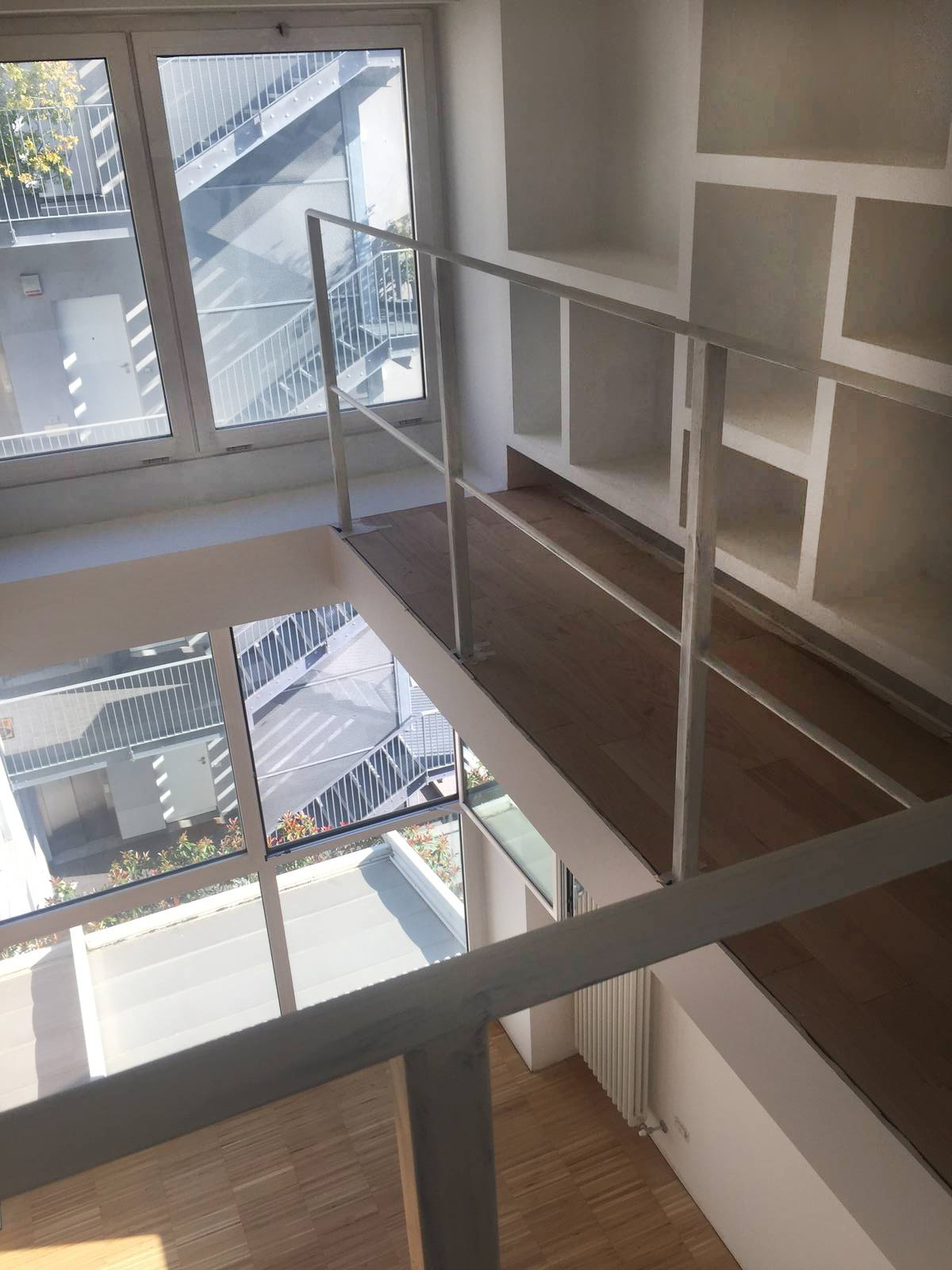 Libreria in cartongesso con la passerella finita Libreria in cartongesso con la passerella finita