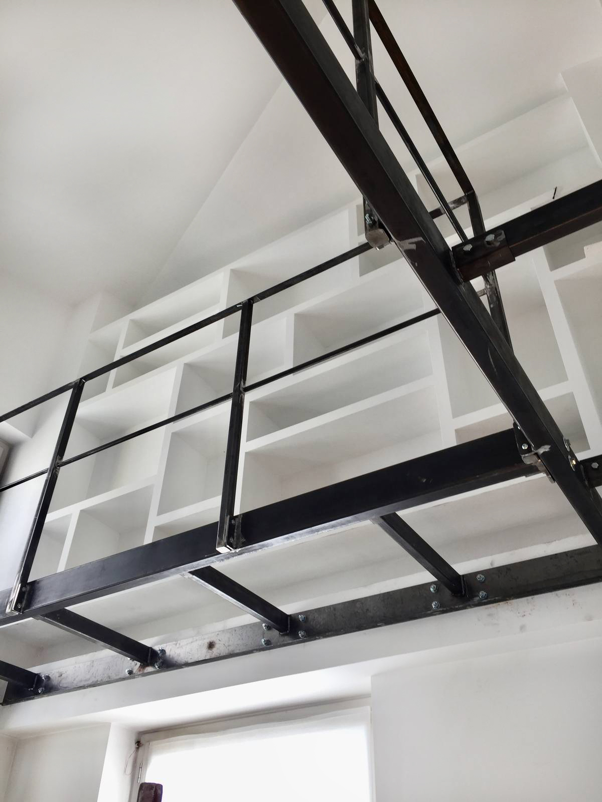 la libreria finita e la passerella in ferro in progress la libreria finita e la passerella in ferro in progress