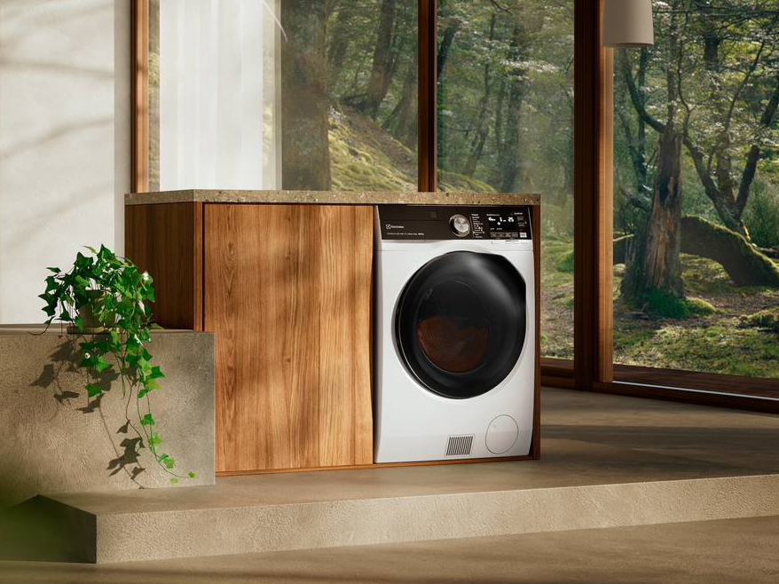 Appartiene alla Linea Ecoline la lavasciuga Serie 700 EW7W285W di Electrolux, in classe energetica D/A-15% e dotata di tecnologie in grado di ridurre i consumi. Utilizza infatti la tecnologia SensiCare+, che regola automaticamente, grazie ad appositi sensori, il ciclo in base al carico, garantendo un risparmio di tempo, acqua ed energia. Certificata Woolmark Blue, permette di lavare e asciugare con totale sicurezza i capi grazie a DualCare®, ottenendo un bucato perfetto anche in caso di tessuti tecnici o delicati. Per 8 kg di lavaggio e 5 kg di asciugatura, Misura L 60 x P 58 x H 85 cm. Prezzo 899,99 euro. www.electrolux.it Appartiene alla Linea Ecoline la lavasciuga Serie 700 EW7W285W di Electrolux, in classe energetica D/A-15% e dotata di tecnologie in grado di ridurre i consumi. Utilizza infatti la tecnologia SensiCare+, che regola automaticamente, grazie ad appositi sensori, il ciclo in base al carico, garantendo un risparmio di tempo, acqua ed energia. Certificata Woolmark Blue, permette di lavare e asciugare con totale sicurezza i capi grazie a DualCare®, ottenendo un bucato perfetto anche in caso di tessuti tecnici o delicati. Per 8 kg di lavaggio e 5 kg di asciugatura, Misura L 60 x P 58 x H 85 cm. Prezzo 899,99 euro. www.electrolux.it