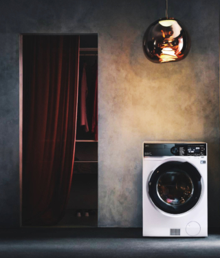 Una soluzione salvaspazio e anti sprechi è la lavasciuga Ökokombi Serie 9000 LWR9C166IAB di Aeg che grazie al sistema SensiDry® a pompa di calore, asciuga a temperature dimezzate e permette di ridurre il consumo energetico del 55%. I sensori di peso della tecnologia PreciseLoad+ forniscono un feedback istantaneo e preciso, indicando se il cesto è sottocaricato o sovraccaricato, il programma NonStop 3h/3kg consente di lavare e asciugare un carico da 3kg in sole 3 ore, e quello Vapore Refresh neutralizza gli odori e riduce le pieghe sui capi. Misura L 69 x P 64 x H 87 cm. Prezzo 1.670 euro. www.aeg.it Una soluzione salvaspazio e anti sprechi è la lavasciuga Ökokombi Serie 9000 LWR9C166IAB di Aeg che grazie al sistema SensiDry® a pompa di calore, asciuga a temperature dimezzate e permette di ridurre il consumo energetico del 55%. I sensori di peso della tecnologia PreciseLoad+ forniscono un feedback istantaneo e preciso, indicando se il cesto è sottocaricato o sovraccaricato, il programma NonStop 3h/3kg consente di lavare e asciugare un carico da 3kg in sole 3 ore, e quello Vapore Refresh neutralizza gli odori e riduce le pieghe sui capi. Misura L 69 x P 64 x H 87 cm. Prezzo 1.670 euro. www.aeg.it