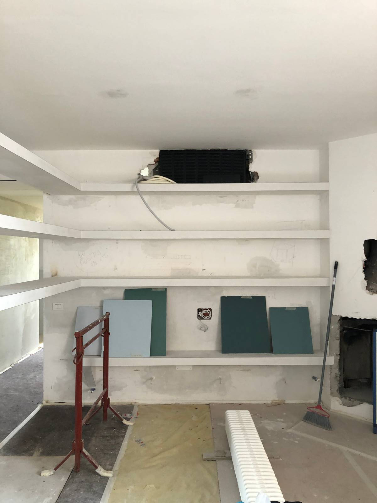 le mensole rasate e dipinte le mensole rasate e dipinte