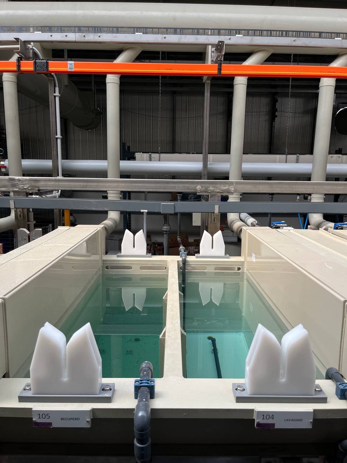 Nuova linea galvanica nell'impianto di Cristina Rubinetterie a Gargallo (No). Nuova linea galvanica nell'impianto di Cristina Rubinetterie a Gargallo (No).