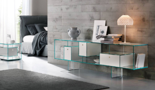 Insolito e originale il mobile contenitore Liber M di Tonelli design ha la struttura realizzata in vetro extra chiaro trasparente e una serie di cassetti laccati bianco: permette di esporre vestiti e accessori come in una vetrina. È disponibile in due formati. Misura L 200 x P 40 x H 60 cm. Prezzo a partire da 3.380 euro. www.tonellidesign.it