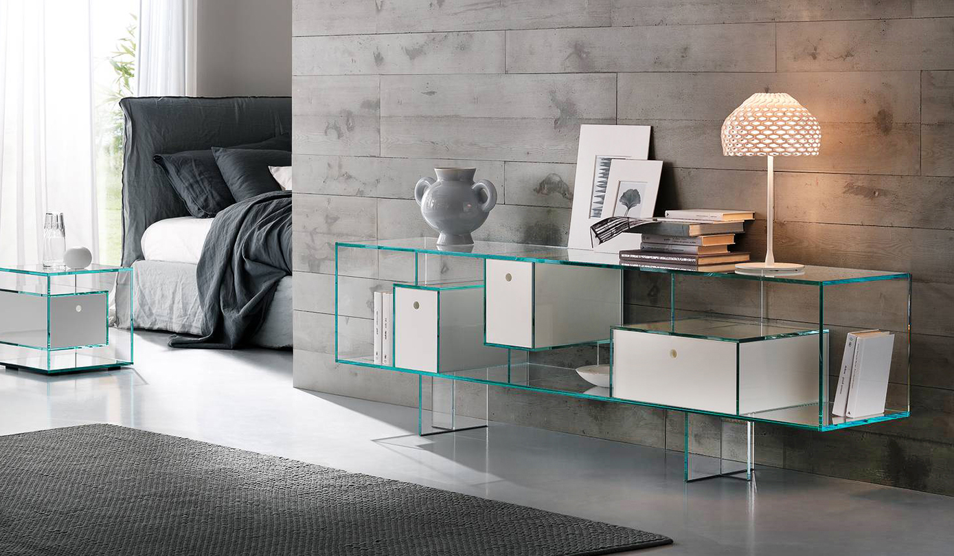 Insolito e originale il mobile contenitore Liber M di Tonelli design ha la struttura realizzata in vetro extra chiaro trasparente e una serie di cassetti laccati bianco: permette di esporre vestiti e accessori come in una vetrina. È disponibile in due formati. Misura L 200 x P 40 x H 60 cm. Prezzo a partire da 3.380 euro. www.tonellidesign.it