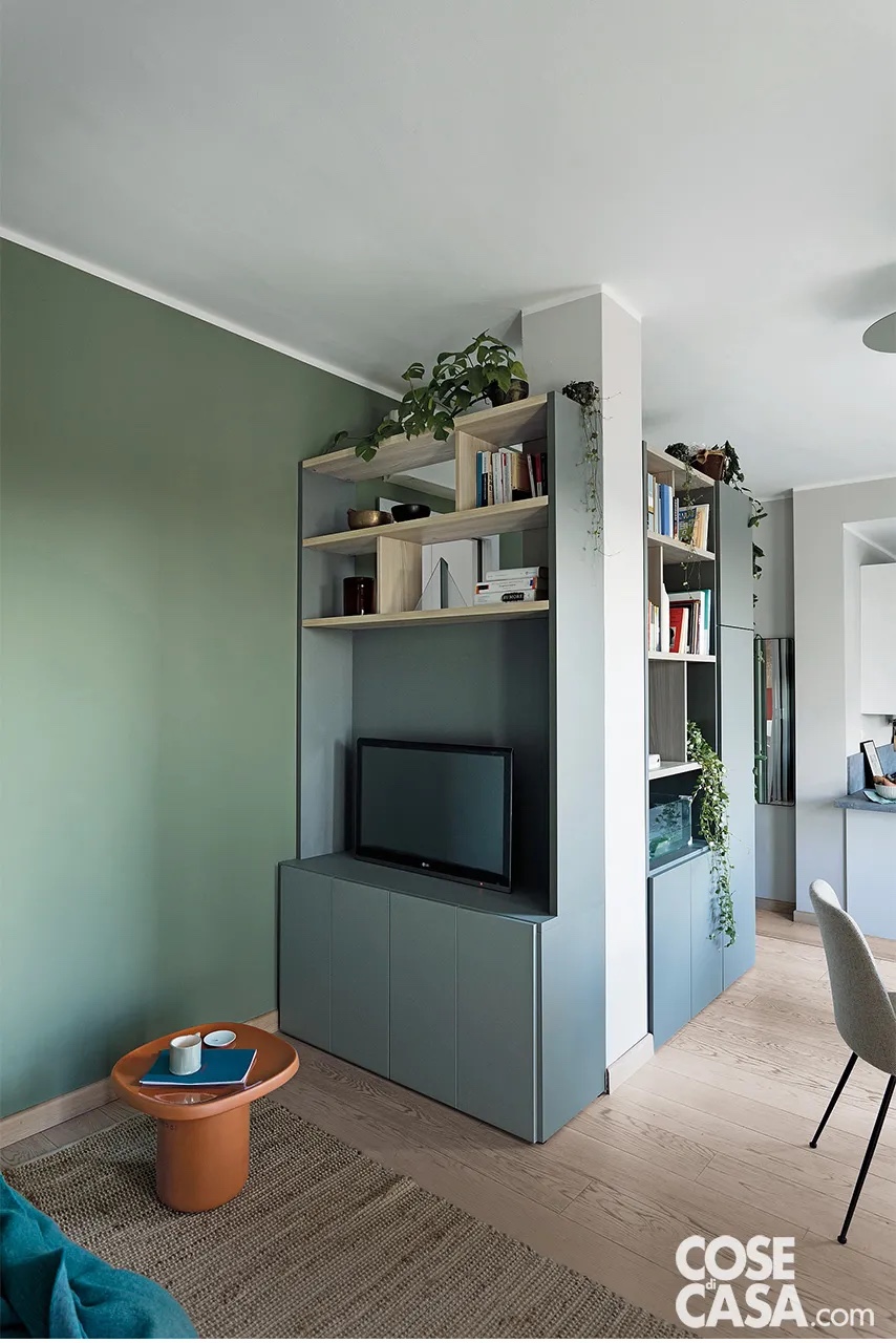 Quando lo spazio in una casa è poco, bisogna risparmiare centimetri utili e non solo metri, soprattutto eliminando – quando si può – corridoi e inutili passaggi. In questa casa dell’immagine sotto, però, si è creato un mobile alto a L su misura per disegnare un disimpegno verso la camera da letto, che gode così di maggiore privacy rispetto al soggiorno e permette di riporre libri e oggetti oltre a creare un posto ideale per la tv. Quando lo spazio in una casa è poco, bisogna risparmiare centimetri utili e non solo metri, soprattutto eliminando – quando si può – corridoi e inutili passaggi. In questa casa dell’immagine sotto, però, si è creato un mobile alto a L su misura per disegnare un disimpegno verso la camera da letto, che gode così di maggiore privacy rispetto al soggiorno e permette di riporre libri e oggetti oltre a creare un posto ideale per la tv.