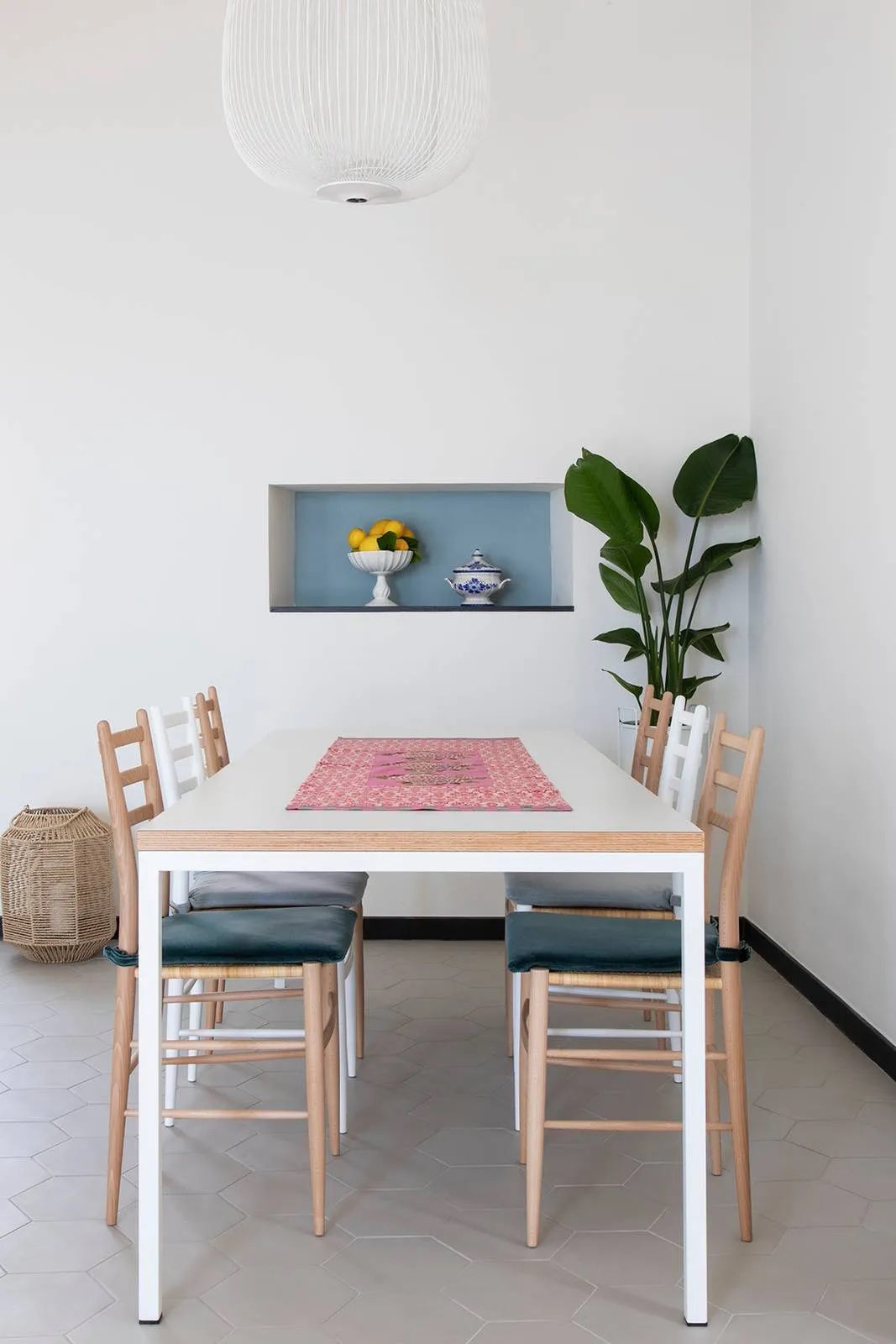 Piccola nicchia colorata orizzontale in sala da pranzo. Le nicchie ricavate nel muro (o già presenti nello suo spessore) sono un certamente un elemento dal rilevante effetto decorativo ma nelle case piccole possono essere d'aiuto per recuperare spazio in più per appoggiare oggetti o libri. Foto e progetto Clara Bona. Piccola nicchia colorata orizzontale in sala da pranzo. Le nicchie ricavate nel muro (o già presenti nello suo spessore) sono un certamente un elemento dal rilevante effetto decorativo ma nelle case piccole possono essere d'aiuto per recuperare spazio in più per appoggiare oggetti o libri. Foto e progetto Clara Bona.