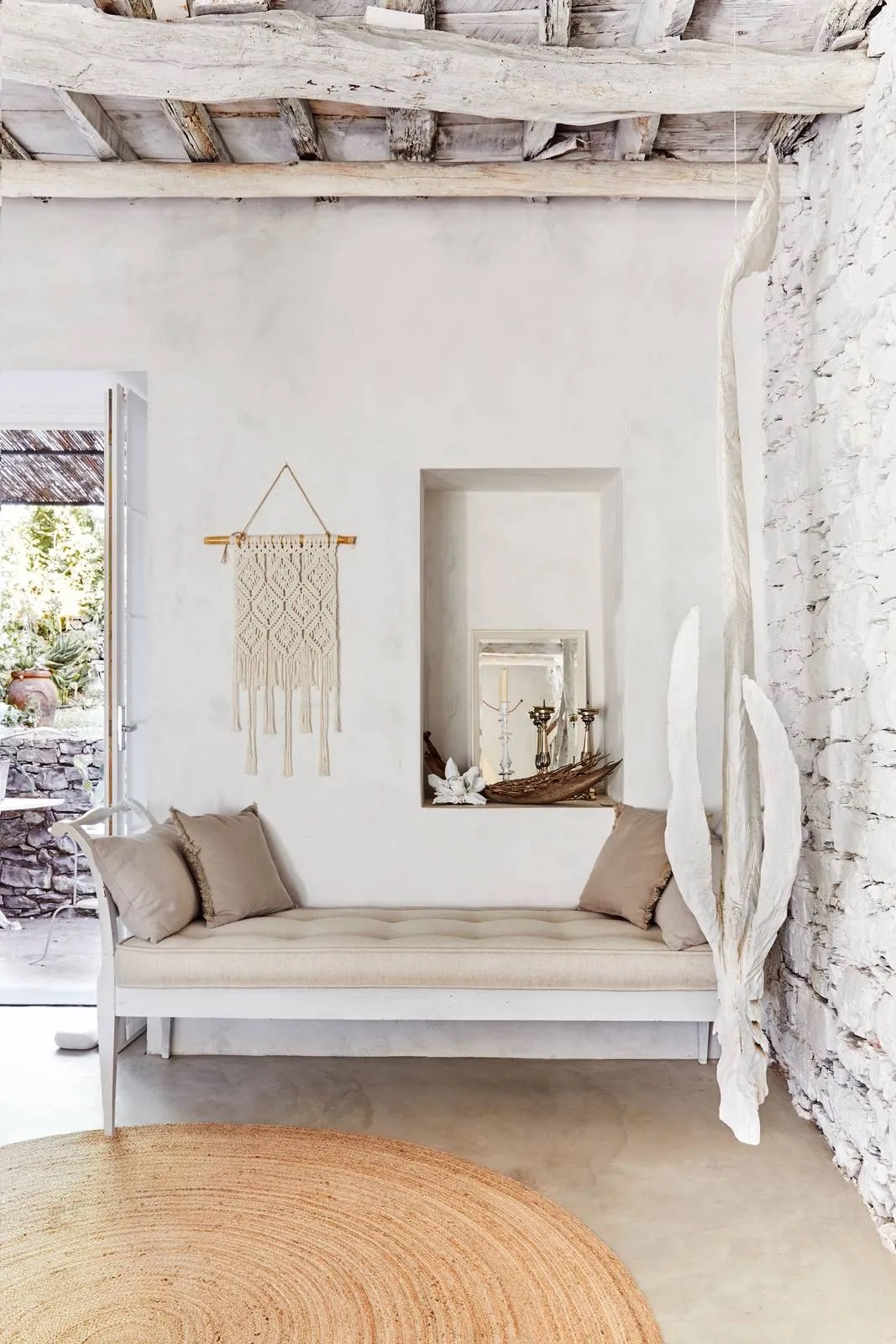 Nicchia decentrata, ricavata nello spessore di un muro perimetrale. Se si trovano in posizione laterale, per un gradevole effetto si possono prevedere di fianco quadretti o specchi o oggetti che bilancino visivamente la composizione. Progetto e foto architetto Clara Bona. Nicchia decentrata, ricavata nello spessore di un muro perimetrale. Se si trovano in posizione laterale, per un gradevole effetto si possono prevedere di fianco quadretti o specchi o oggetti che bilancino visivamente la composizione. Progetto e foto architetto Clara Bona.