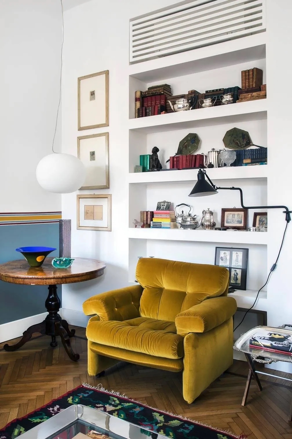 Per moltiplicare ancora di più lo spazio, si possono realizzare nello spessore del muro più nicchie che si presentano in altezza una sopra l'altra diventando quasi equivalenti a un mobile a ripiani. Un ulteriore modo per guadagnare centimetri preziosi è anche quello di mettere davanti un piccolo arredo o comunque uno che si possa spostare facilmente. Progetto e foto architetto Clara Bona. Per moltiplicare ancora di più lo spazio, si possono realizzare nello spessore del muro più nicchie che si presentano in altezza una sopra l'altra diventando quasi equivalenti a un mobile a ripiani. Un ulteriore modo per guadagnare centimetri preziosi è anche quello di mettere davanti un piccolo arredo o comunque uno che si possa spostare facilmente. Progetto e foto architetto Clara Bona.