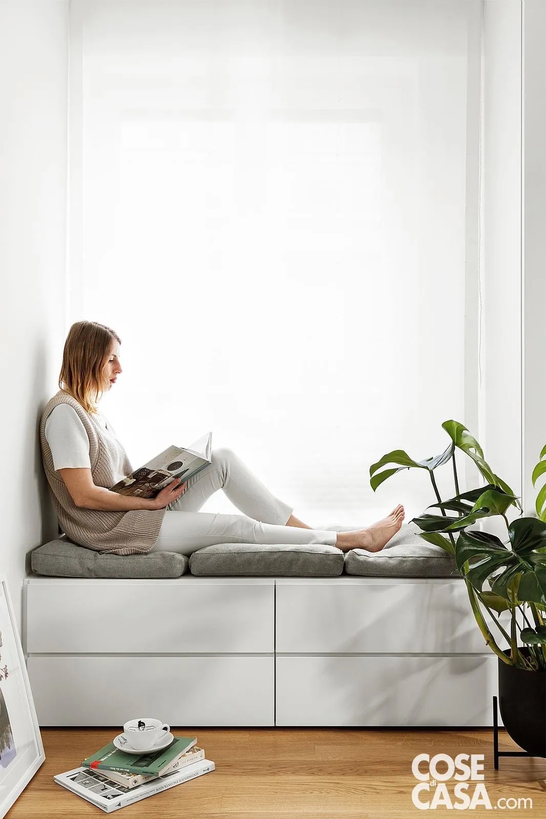 La soluzione migliore per usufruire anche dello spazio sotto la finestra è quella di mettervi - quando possibile - un arredo la cui funzione contempli magari la possibilità di godere anche di una bella vista, come nel caso di una seduta o di una cassapanca, da rendere morbida e confortevole con cuscini. Progetto e styling: arch. Martina Chiara Maria Pozzi. Foto: Riccardo Gasperoni. La soluzione migliore per usufruire anche dello spazio sotto la finestra è quella di mettervi - quando possibile - un arredo la cui funzione contempli magari la possibilità di godere anche di una bella vista, come nel caso di una seduta o di una cassapanca, da rendere morbida e confortevole con cuscini. Progetto e styling: arch. Martina Chiara Maria Pozzi. Foto: Riccardo Gasperoni.