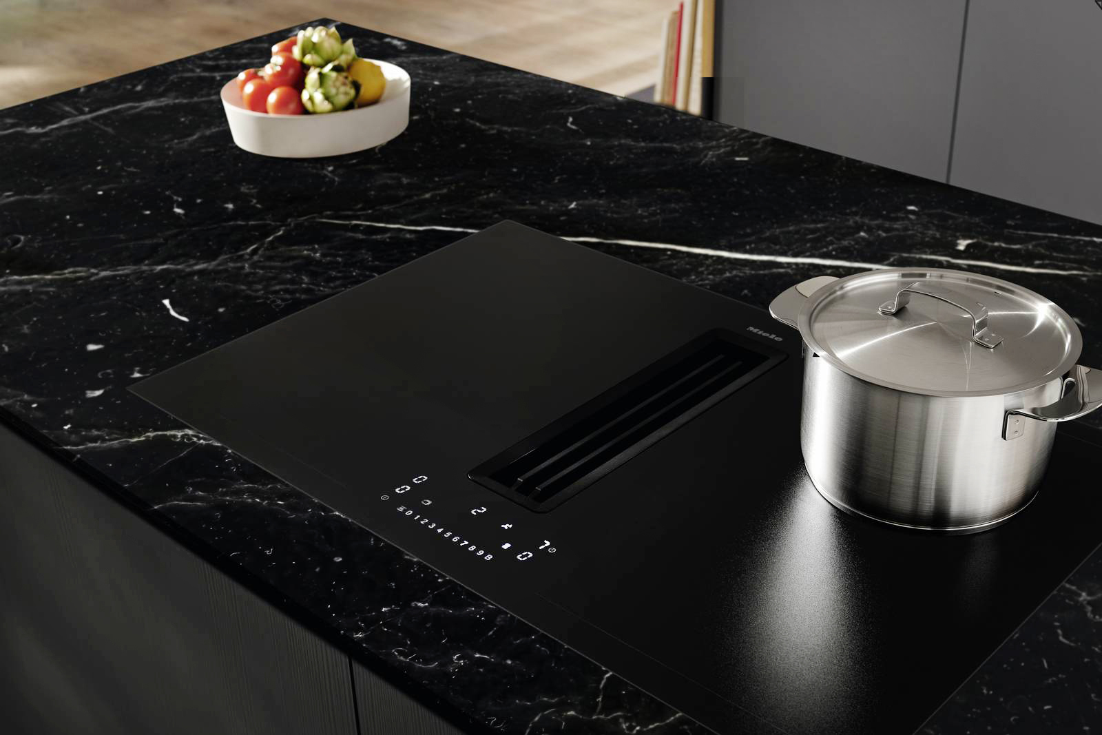 Elegante, il piano cottura a induzione con aspiratore integrato KMDA 7876 FL-U 125 Gala Ed di Miele ha finitura MattFinish nera opaca con effetto antimpronta che garantisce un design pulito e che è particolarmente resistente ai graffi. Ha zone cottura PowerFlex XL che offrono più spazio nella preparazione degli alimenti e motore silenziosissimo. Gestibile da remoto, ha cappa a ricircolo con filtri antigrasso e con portata d’aria massima di 610 mc/h. È largo 80 cm. Prezzo 5.599 euro. http://www.miele.it Elegante, il piano cottura a induzione con aspiratore integrato KMDA 7876 FL-U 125 Gala Ed di Miele ha finitura MattFinish nera opaca con effetto antimpronta che garantisce un design pulito e che è particolarmente resistente ai graffi. Ha zone cottura PowerFlex XL che offrono più spazio nella preparazione degli alimenti e motore silenziosissimo. Gestibile da remoto, ha cappa a ricircolo con filtri antigrasso e con portata d’aria massima di 610 mc/h. È largo 80 cm. Prezzo 5.599 euro. http://www.miele.it